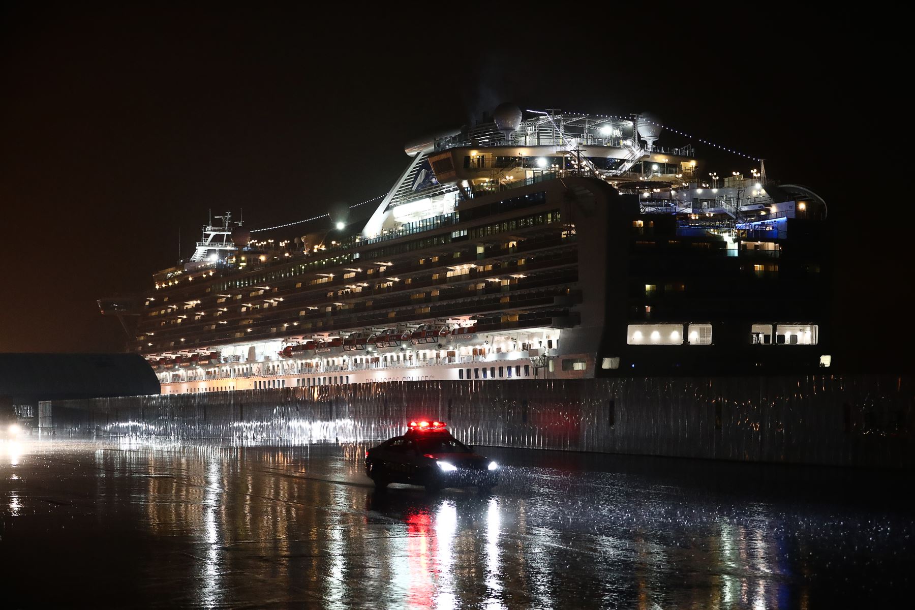Japón, Yokohama.- Estadounidenses comenzaron a abandonar un crucero en cuarentena para abordar vuelos fletados a casa debido que el número de casos de coronavirus diagnosticados en el barco aumentó a 355. Foto: AFP