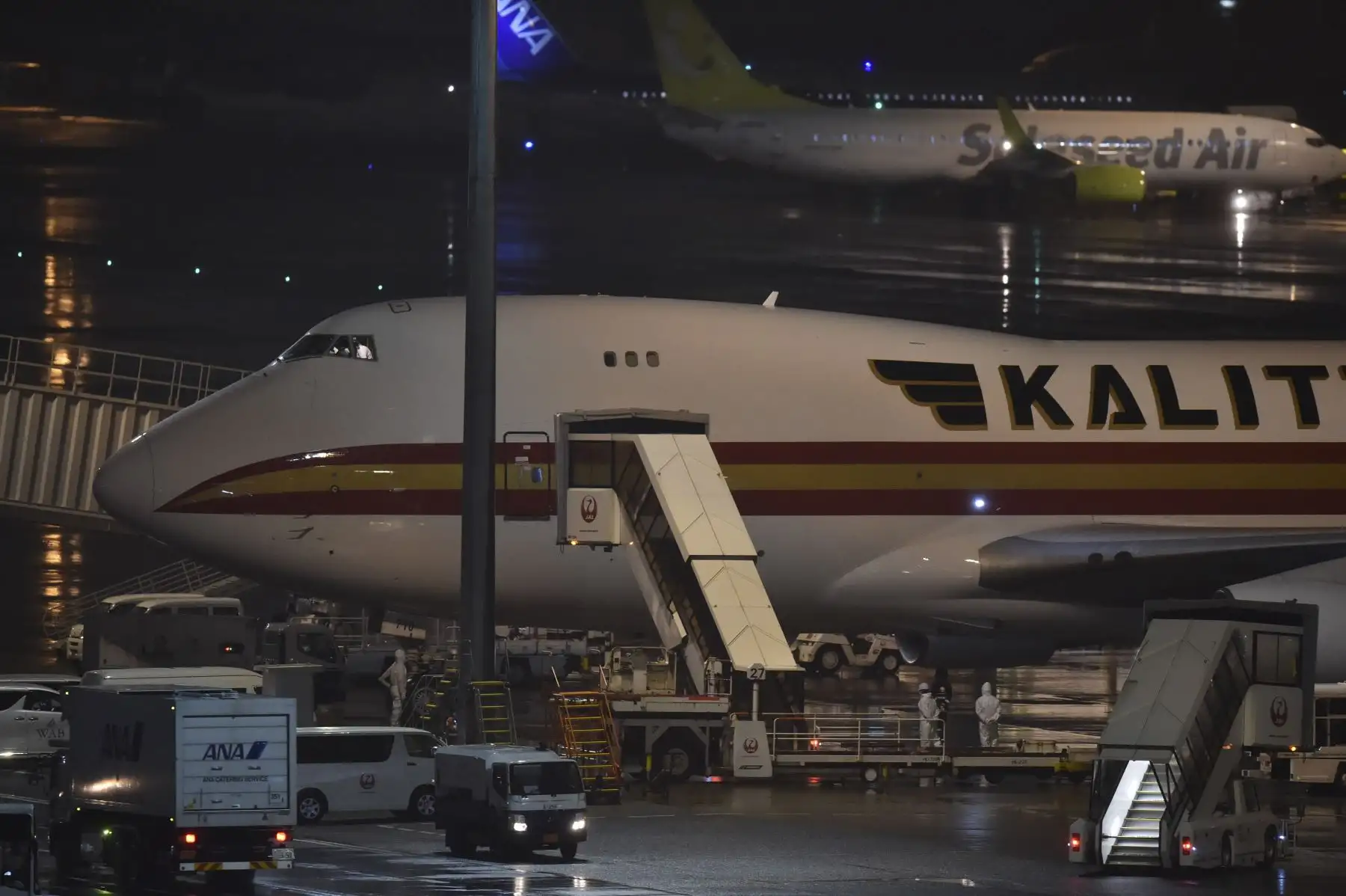 Japón, Yokohama.- Estadounidenses comenzaron a abandonar un crucero en cuarentena para abordar vuelos fletados a casa debido que el número de casos de coronavirus diagnosticados en el barco aumentó a 355. Foto: AFP