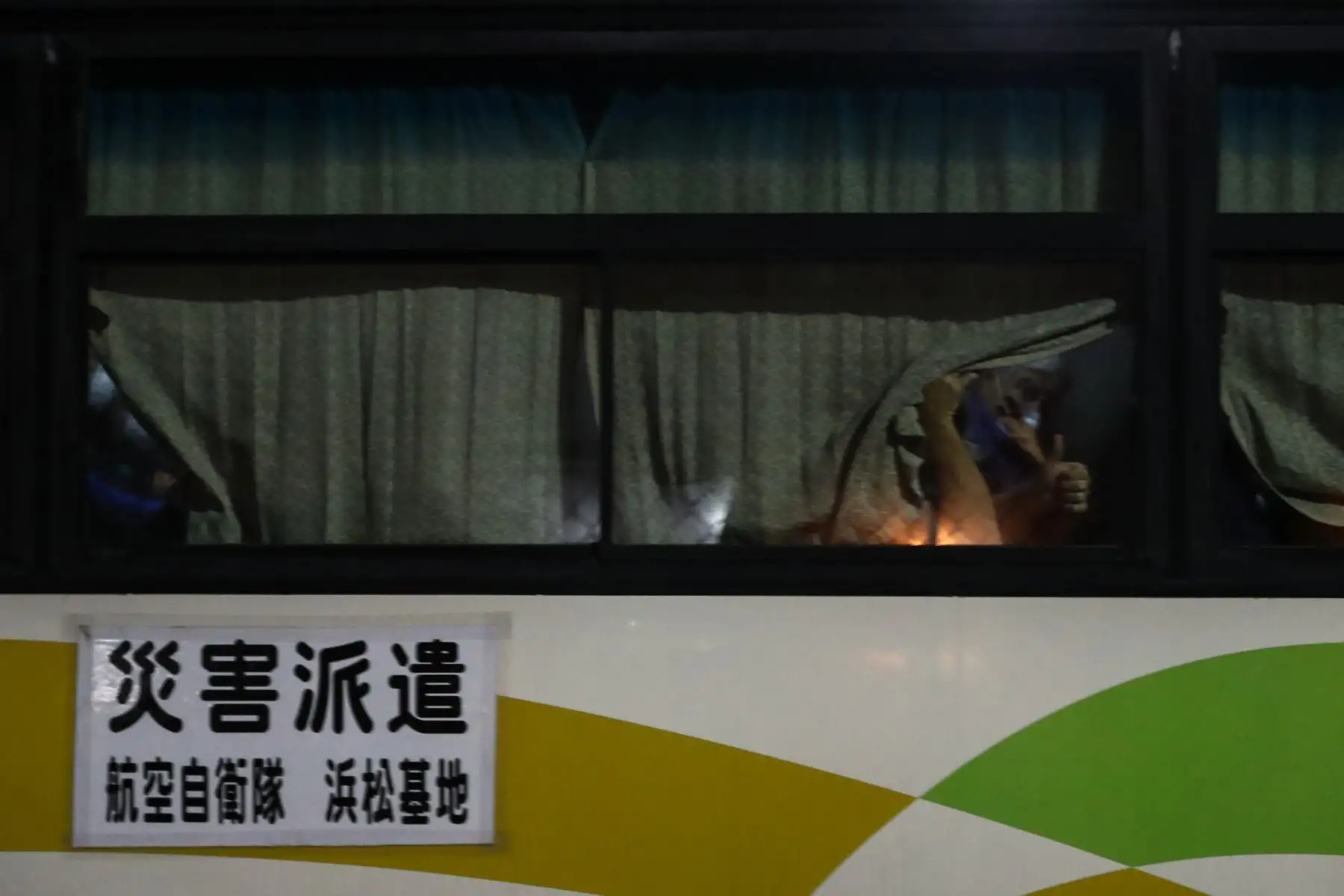 Japón, Yokohama.- Estadounidenses comenzaron a abandonar un crucero en cuarentena para abordar vuelos fletados a casa debido que el número de casos de coronavirus diagnosticados en el barco aumentó a 355. Foto: AFP