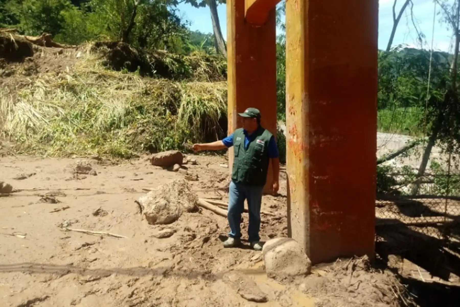 Gran cantidad del lodo, piedras y árboles bloquearon la vía La Merced-Oxapampa y dejó incomunicados a los pobladores de diversos sectores.