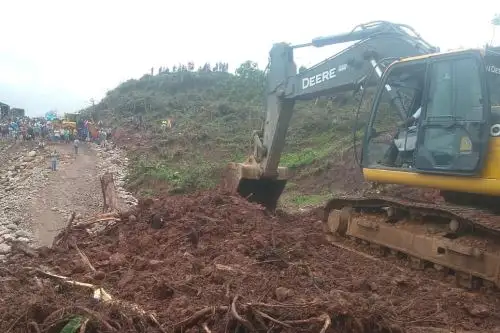 Las lluvias intensas afectaron la plataforma de la carretera Federico Basadre en el km 455+300, tramo Puente Pumahuasi-Puente Chino.