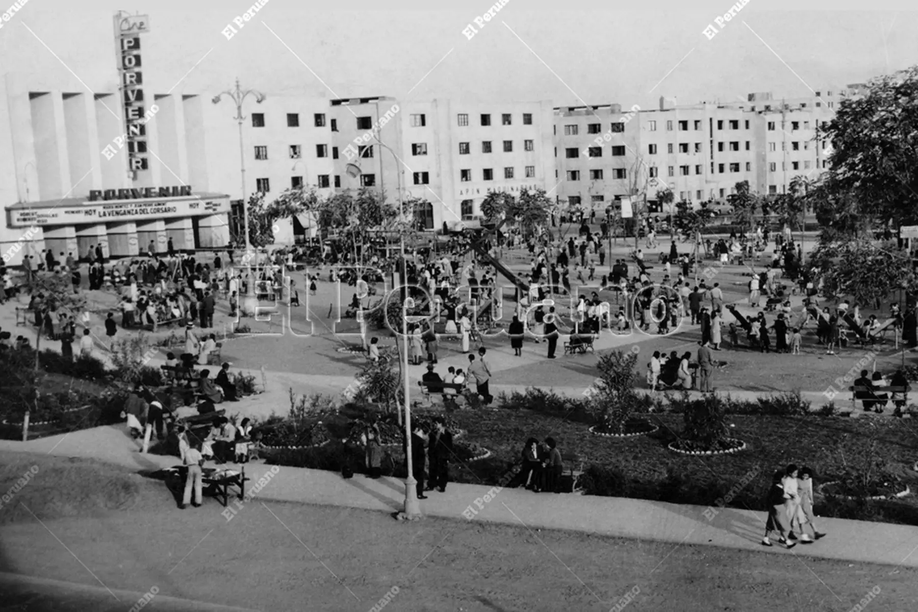 Lima - julio 1954 / Cine y barrio El Porvenir en La Victoria. 
Foto: Archivo Histórico de El Peruano