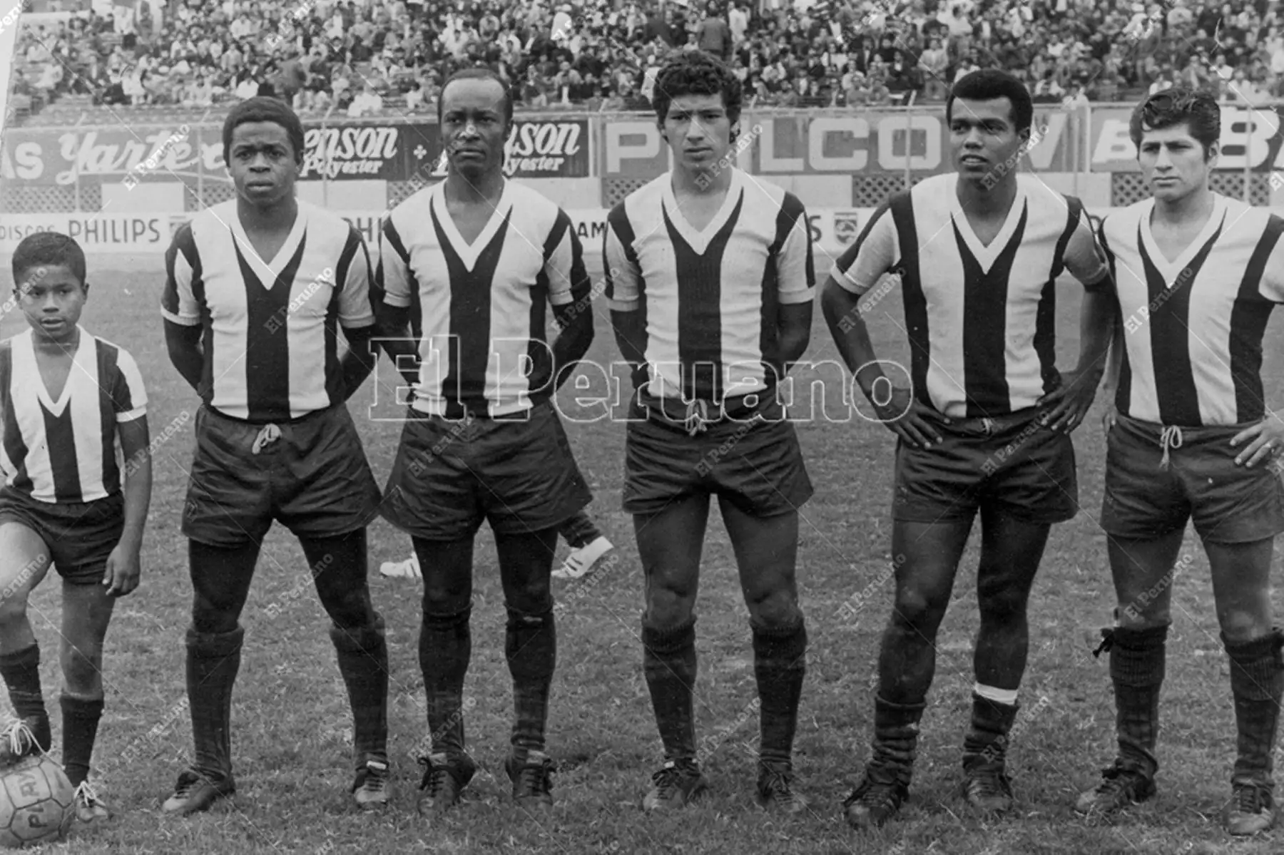 Lima - 20 junio 1970 / Víctor "Pitín" Zeegarra y Teófilo Cubillas en la formación de Alianza Lima tradicional club de La Victoria. 
Foto: Archivo Histórico de El Peruano