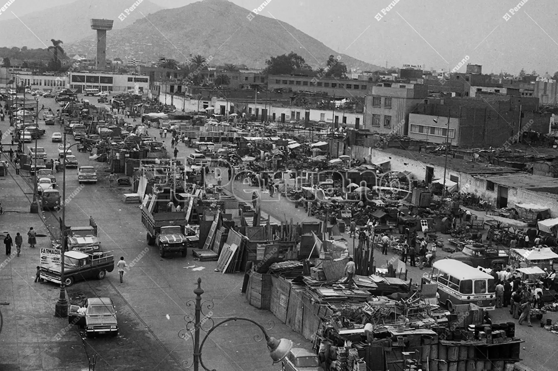 Lima - 15 junio 1976 / Vendedores ambulantes de Tacora en la avenida Aviación. Foto: Archivo Histórico de El Peruano