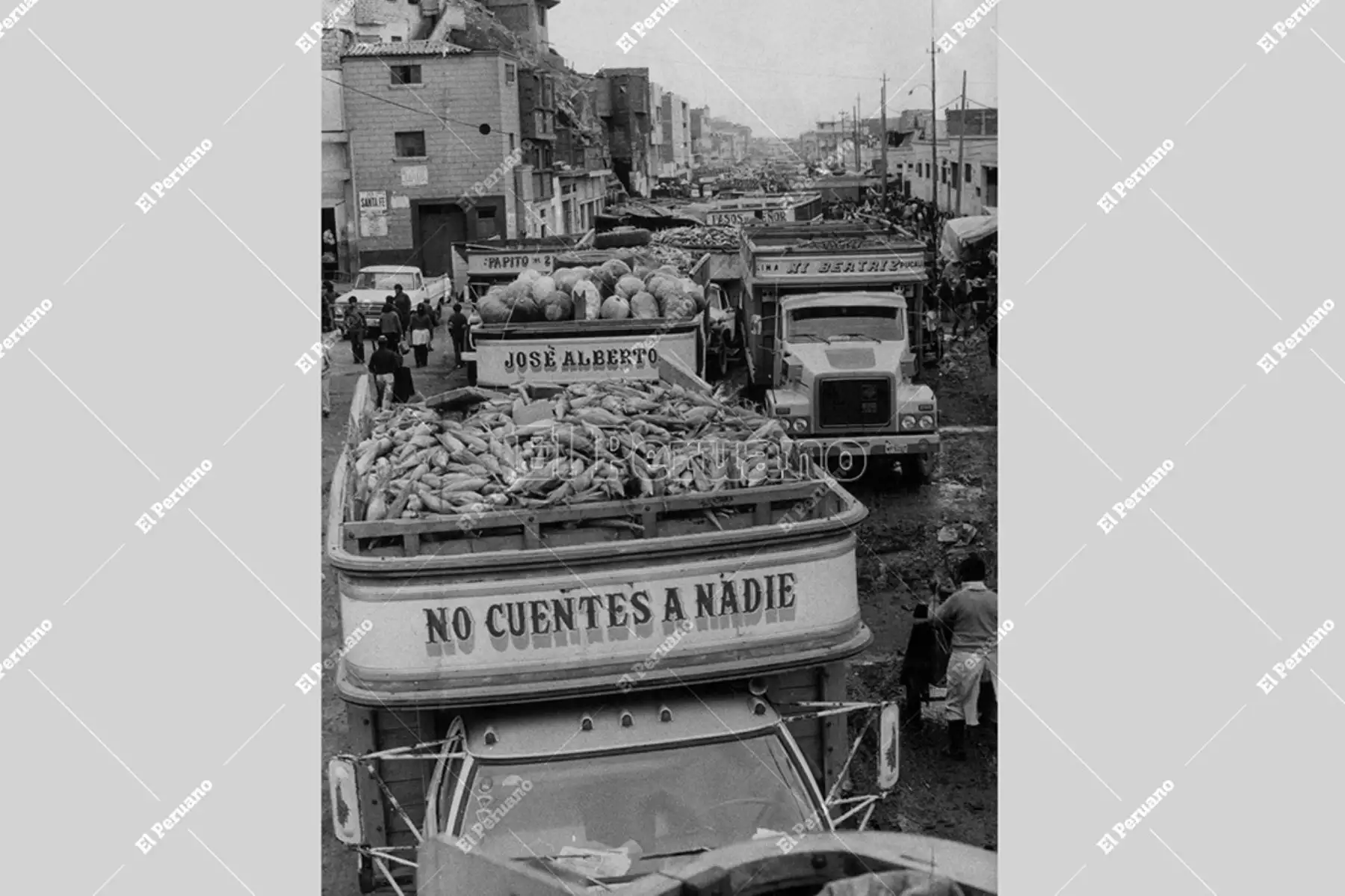 Lima - 8 julio 1977 / Llegada de camiones al mercado mayorista de La Parada en La Victoria. 
Foto: Archivo