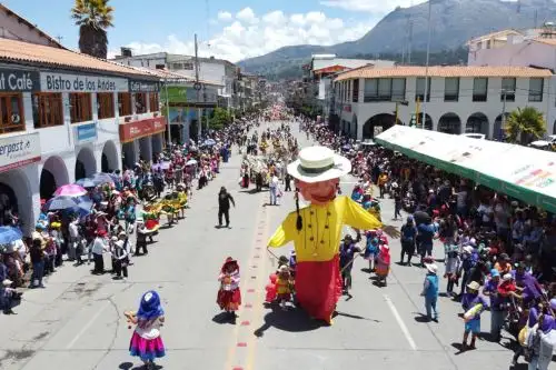 En la capital de Áncash se vive el rompecalle del Carnaval Huaracino.