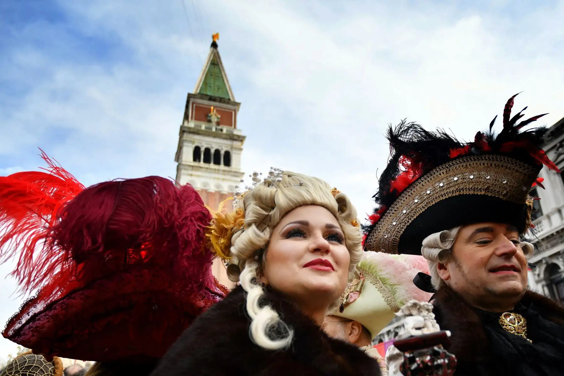 Los participantes con una máscara y un traje de época participan en el Carnaval de Venecia  en la Plaza de San Marcos en Venecia.
Foto: AFP