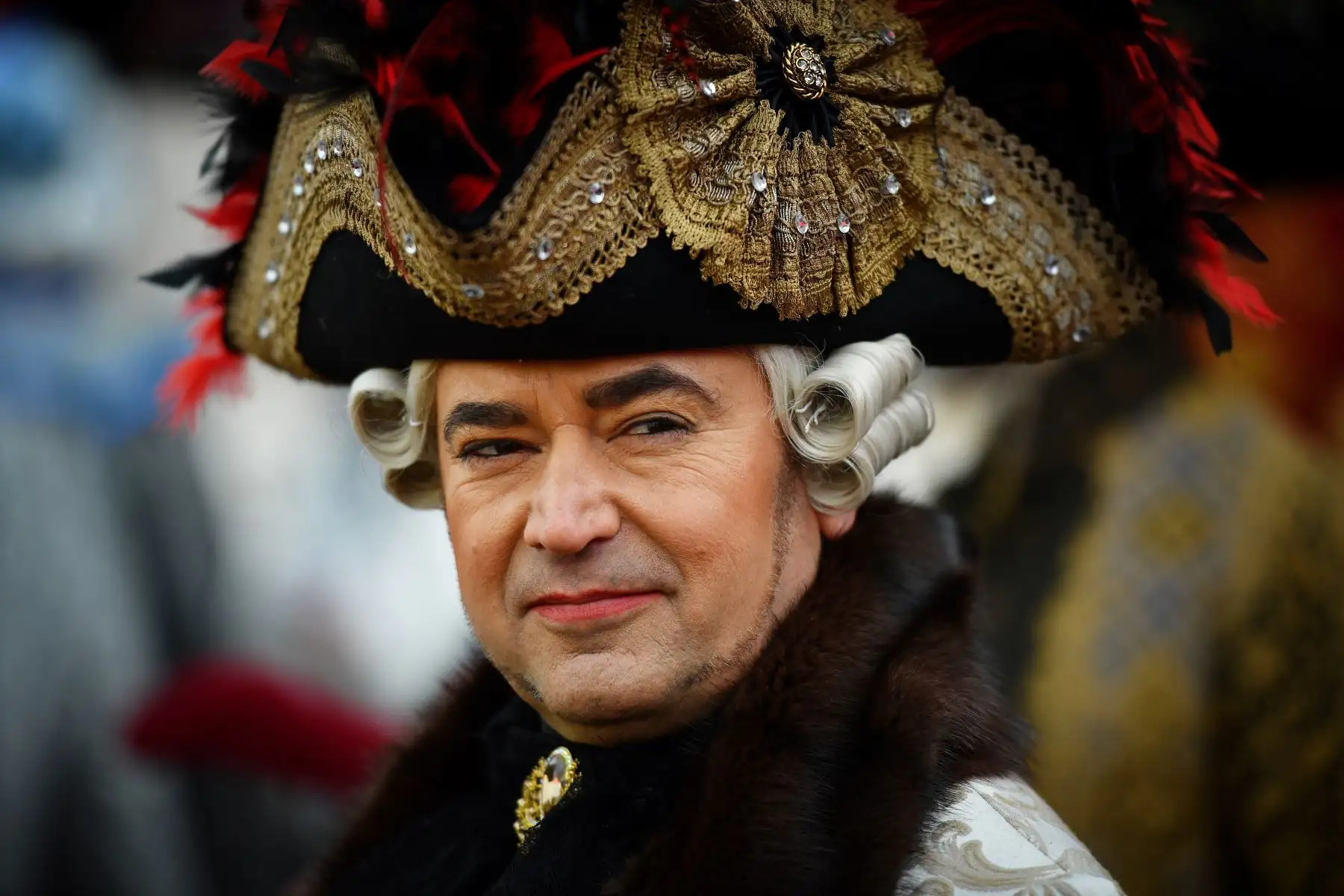 Un participante con un traje de época participa en el Carnaval de Venecia.
Foto: AFP