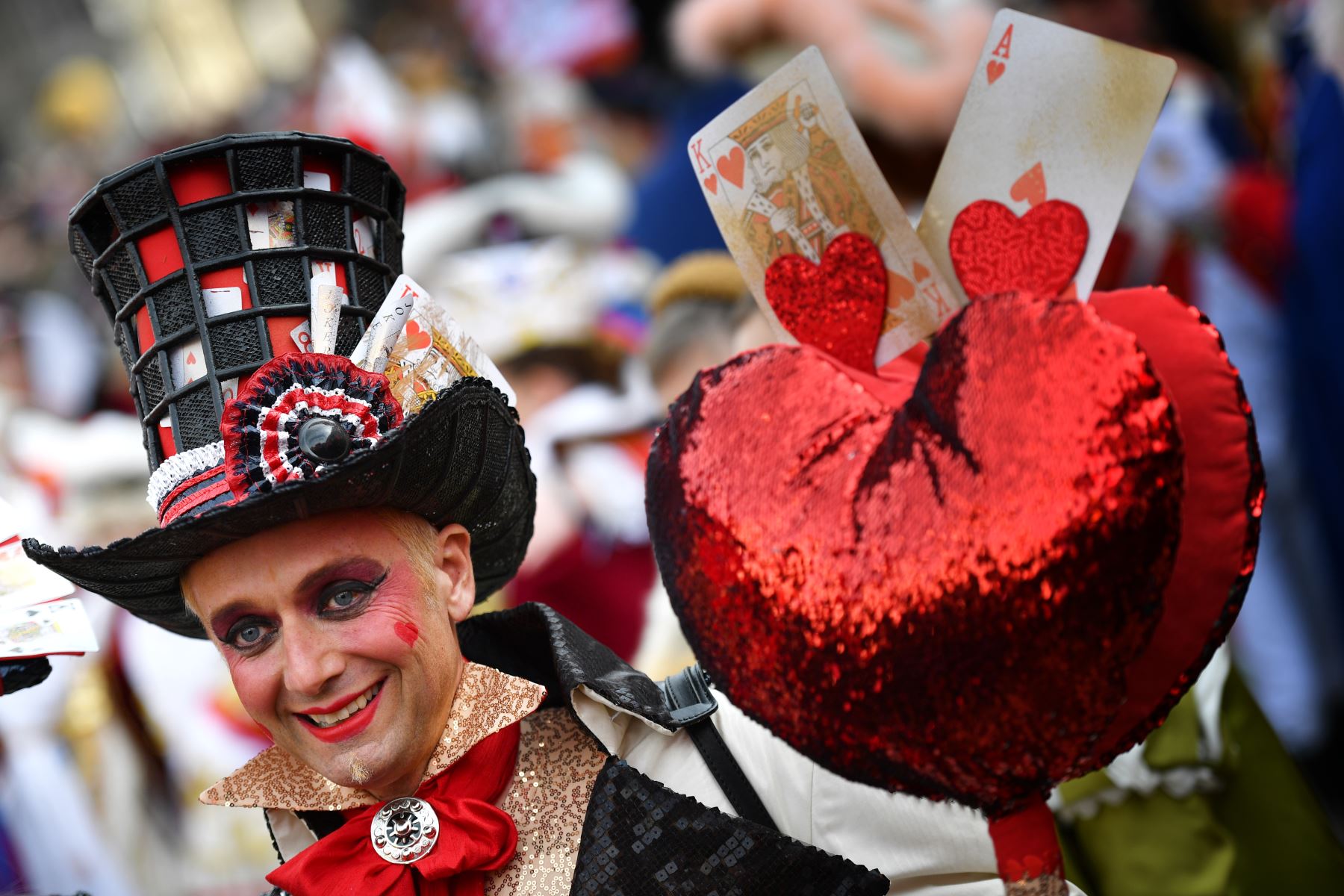 Un participante con un traje de época participa en el Carnaval de Venecia.
Foto: AFP