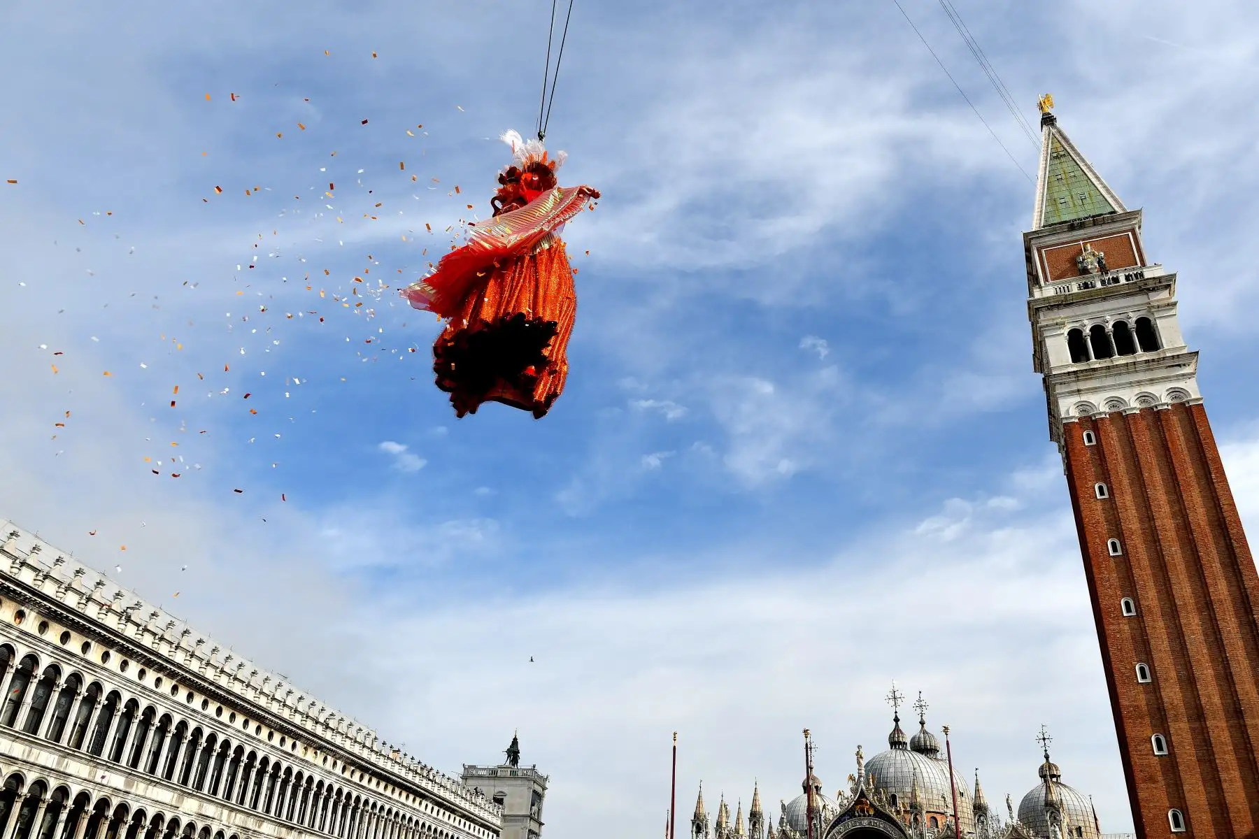 Linda Pani interpretó al ángel del Carnaval de Venecia y el tradicional vuelo desde el campanario de la plaza San Marcos cautivó a los miles de asistentes.
Foto: AFP