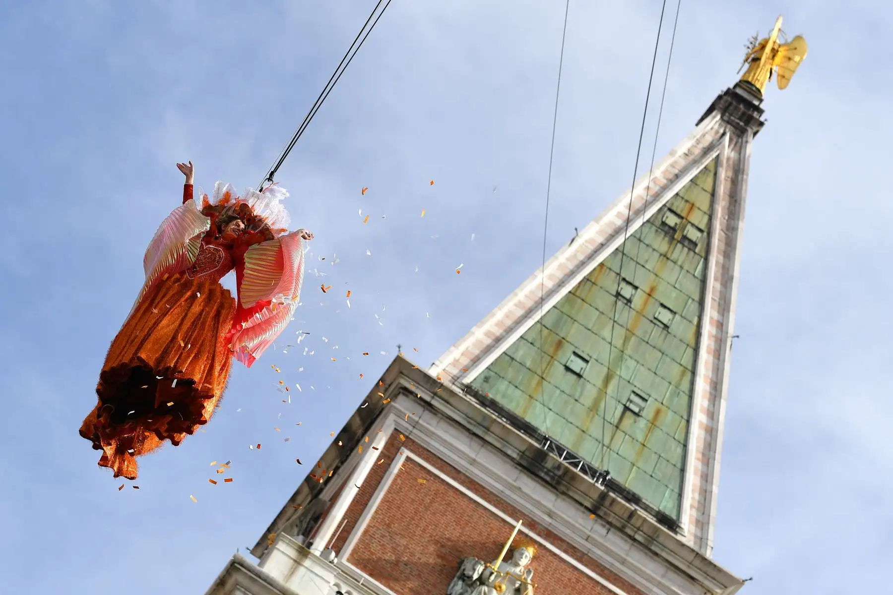 Linda Pani interpretó al ángel del Carnaval de Venecia y el tradicional vuelo desde el campanario de la plaza San Marcos cautivó a los miles de asistentes.
Foto: AFP