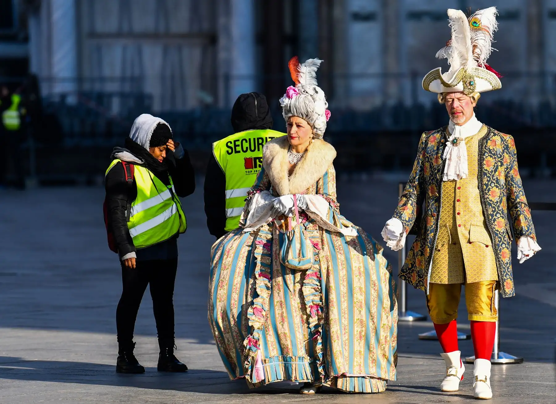 Los oficiales de seguridad revisan a los participantes con máscaras y trajes de época que acceden a la (Plaza de San Marcos durante el Carnaval de Venecia.
Foto: AFP