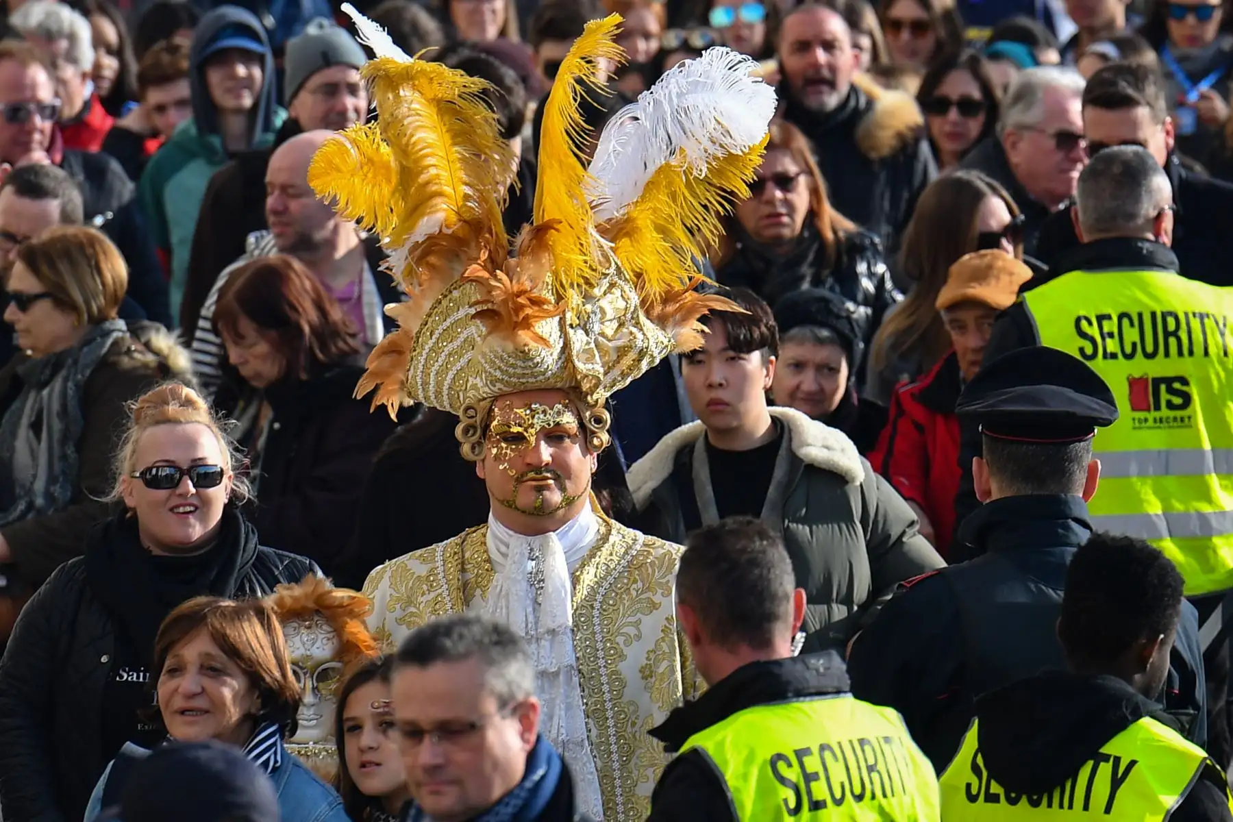 Los oficiales de seguridad  revisan a los participantes con máscaras y trajes de época que acceden a laPlaza de San Marcos durante el Carnaval de Venecia.
Foto: AFP