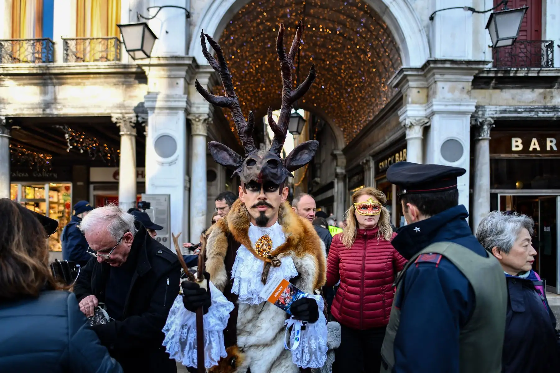 Un oficial de seguridad revisa a los participantes con máscaras y trajes de época que acceden a la Plaza de San Marcos durante el Carnaval de Venecia.
Foto: AFP