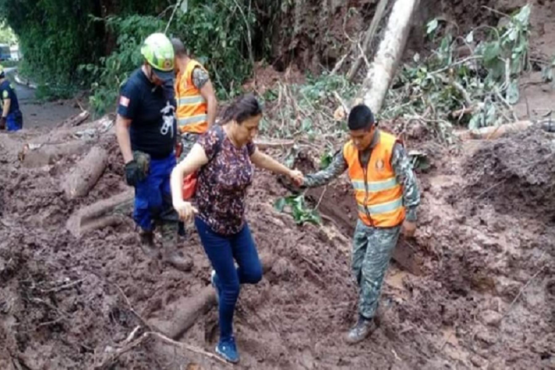 Ejército siguen apoyando a familias afectadas por las lluvias en varias regiones