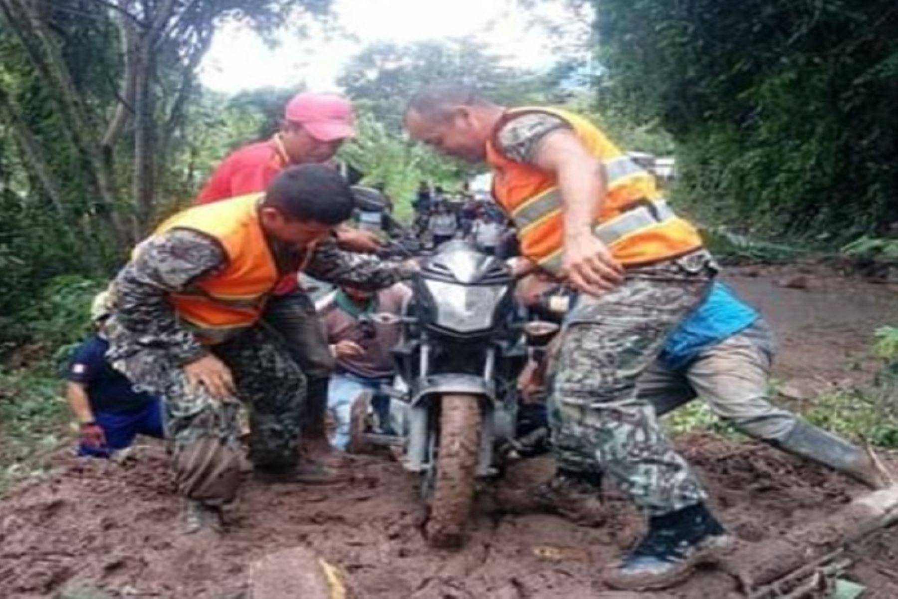 Ejército siguen apoyando a familias afectadas por las lluvias en varias regiones