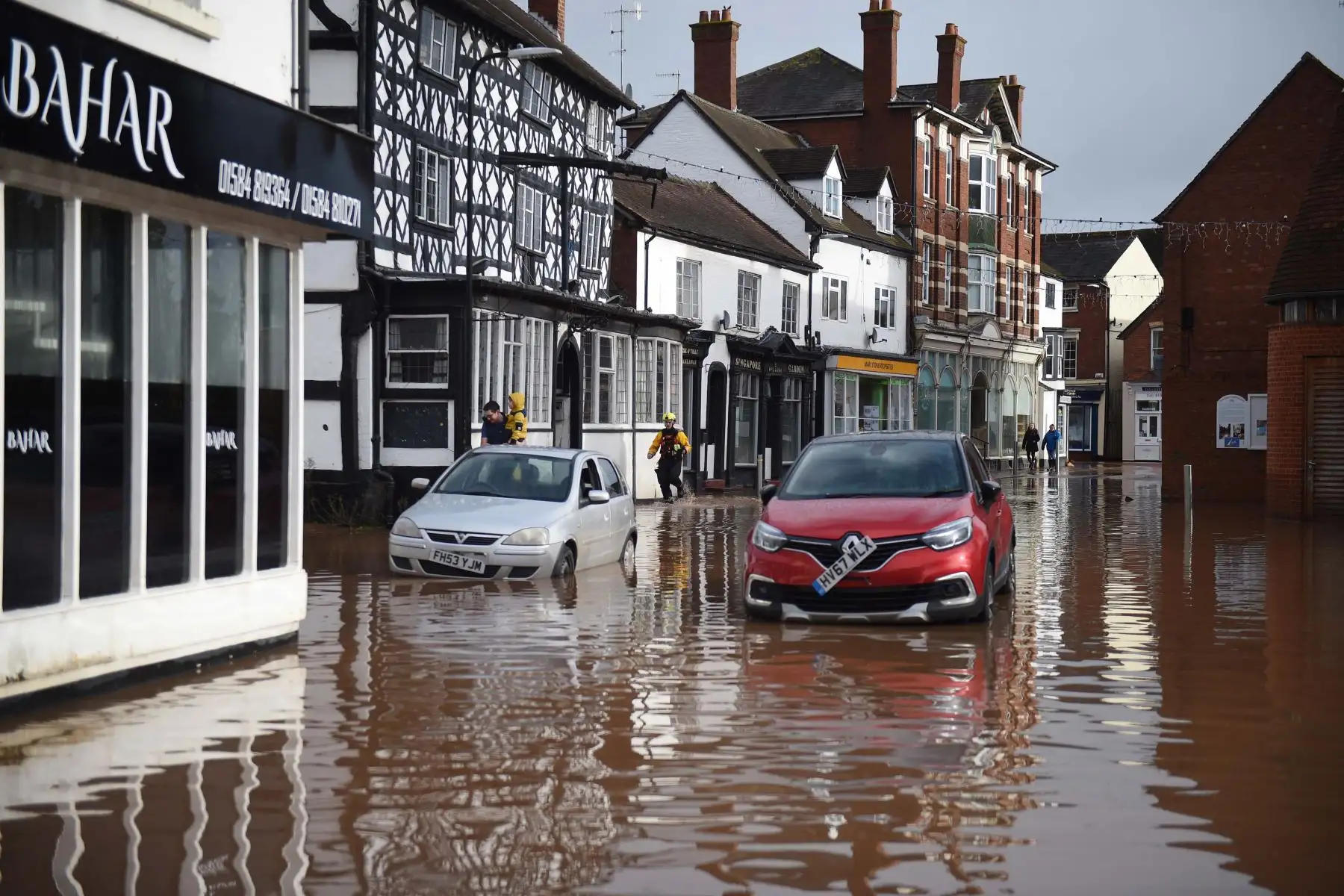 Algunas regiones del Reino Unido seguían inundadas y los transportes terrestres con problemas este lunes, al día siguiente del paso de la tormenta Dennis. Foto: AFP