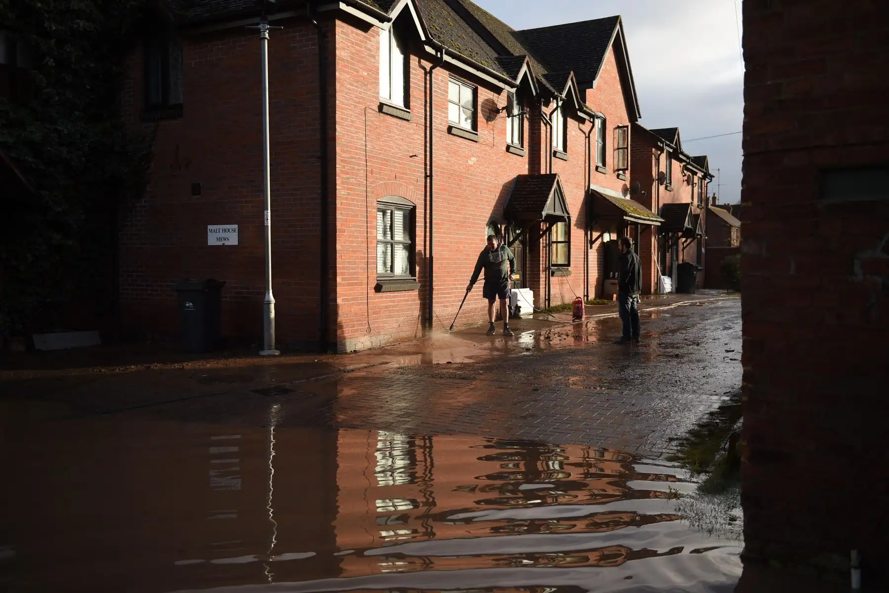 Hay cientos de alertas por inundaciones todavía activas, en especial en el sur de Gales, cinco de ellas con categoría "grave" en el oeste de Inglaterra. Foto: AFP