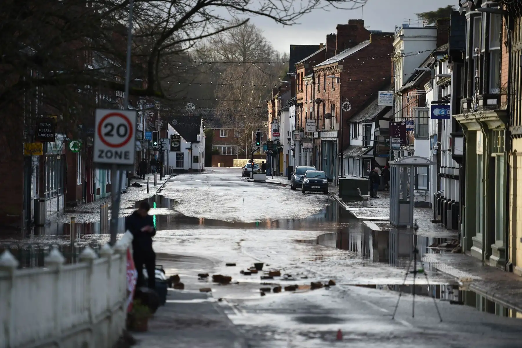 Agua estancada en una carretera en Tenbury Wells, en el oeste de Inglaterra. Foto: AFP