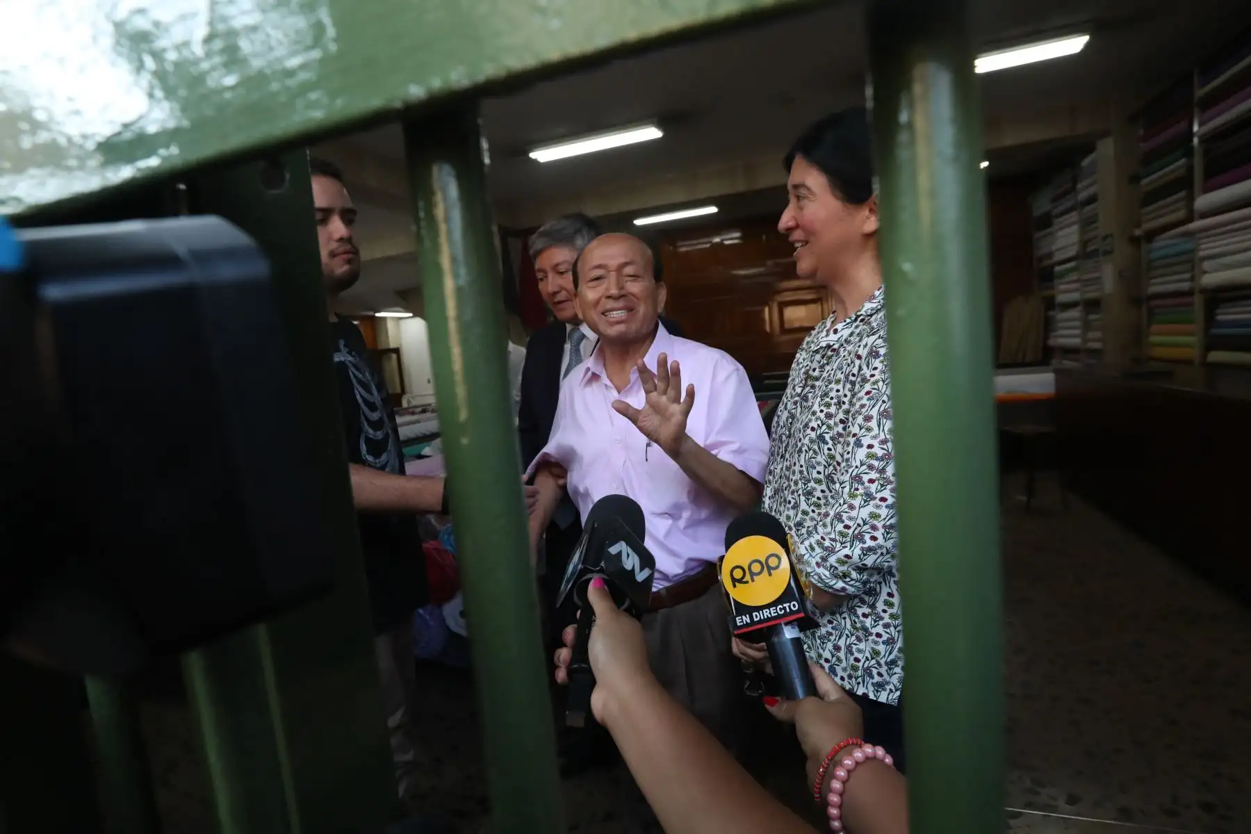 Fiscalía interviene local de hermanos Guizado en Gamarra, implicados en caso los intocables ediles. Nemesio Guizado acompañado de su abogado brindan declaraciones a la prensa. Foto: ANDINA/Melina Mejía