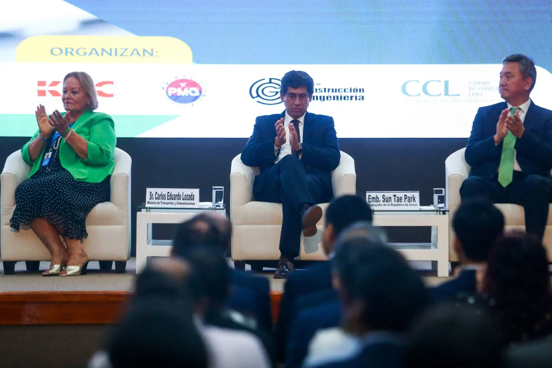 Empresas conocen más sobre la construcción del Aeropuerto Internacional de Chinchero - Cusco. MTC y República de Corea informan sobre los procesos de contrataciones para la construcción y supervisión de la obra. De izquierda a derecha Yolanda Torriani, presidenta de la Cámara de Comercio de Lima;
Carlos Lozada, ministro de Transportes y Comunicaciones; y 
Sum Tae Park, Embajador de la República de Corea en el Perú. Foto: ANDINA/ Jhonel Rodríguez