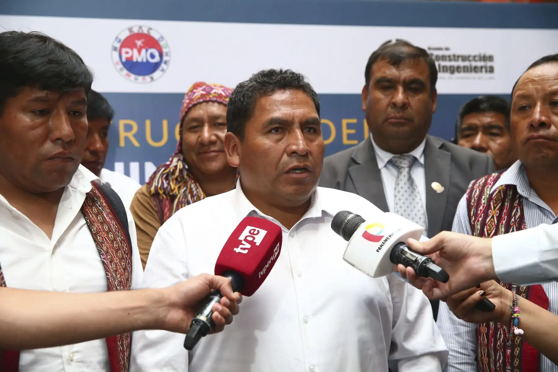 Luis Cusicuna Quispe, alcalde distrital de Chinchero, declara a la prensa durante la presentación del proyecto de construcción del Aeropuerto Internacional de Chinchero - Cusco. ANDINA/Jhonel Rodríguez Robles