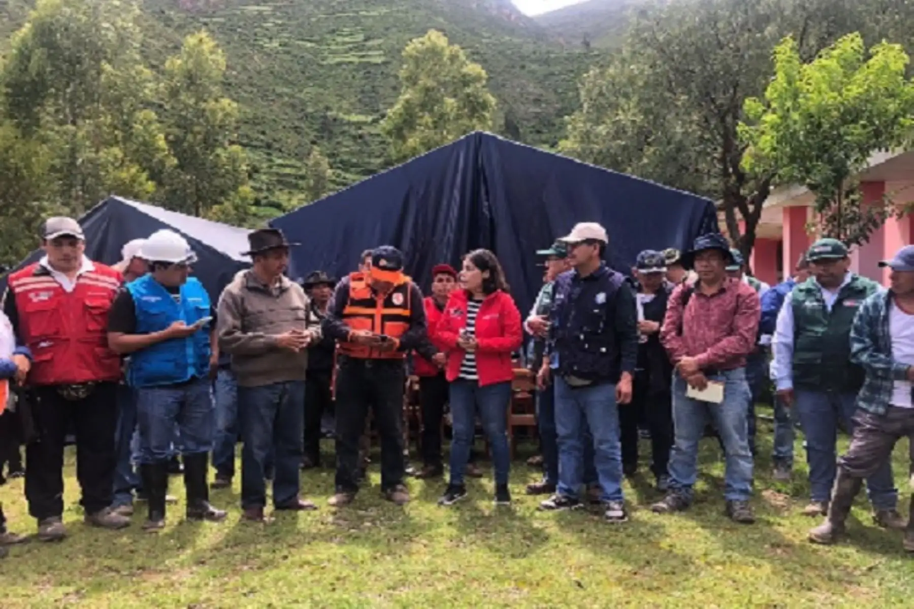 La viceministra de Interculturalidad, Angela Acevedo, coordina acciones para la debida atención a las familias damnificadas del centro poblado de Cocas (Ayacucho).