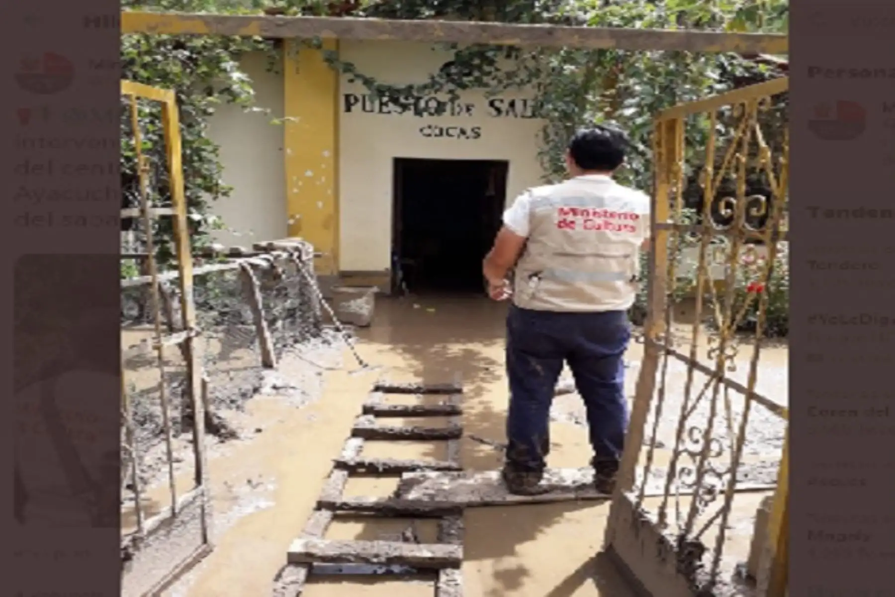 La viceministra de Interculturalidad, Angela Acevedo, coordina acciones para la debida atención a las familias damnificadas del centro poblado de Cocas (Ayacucho).