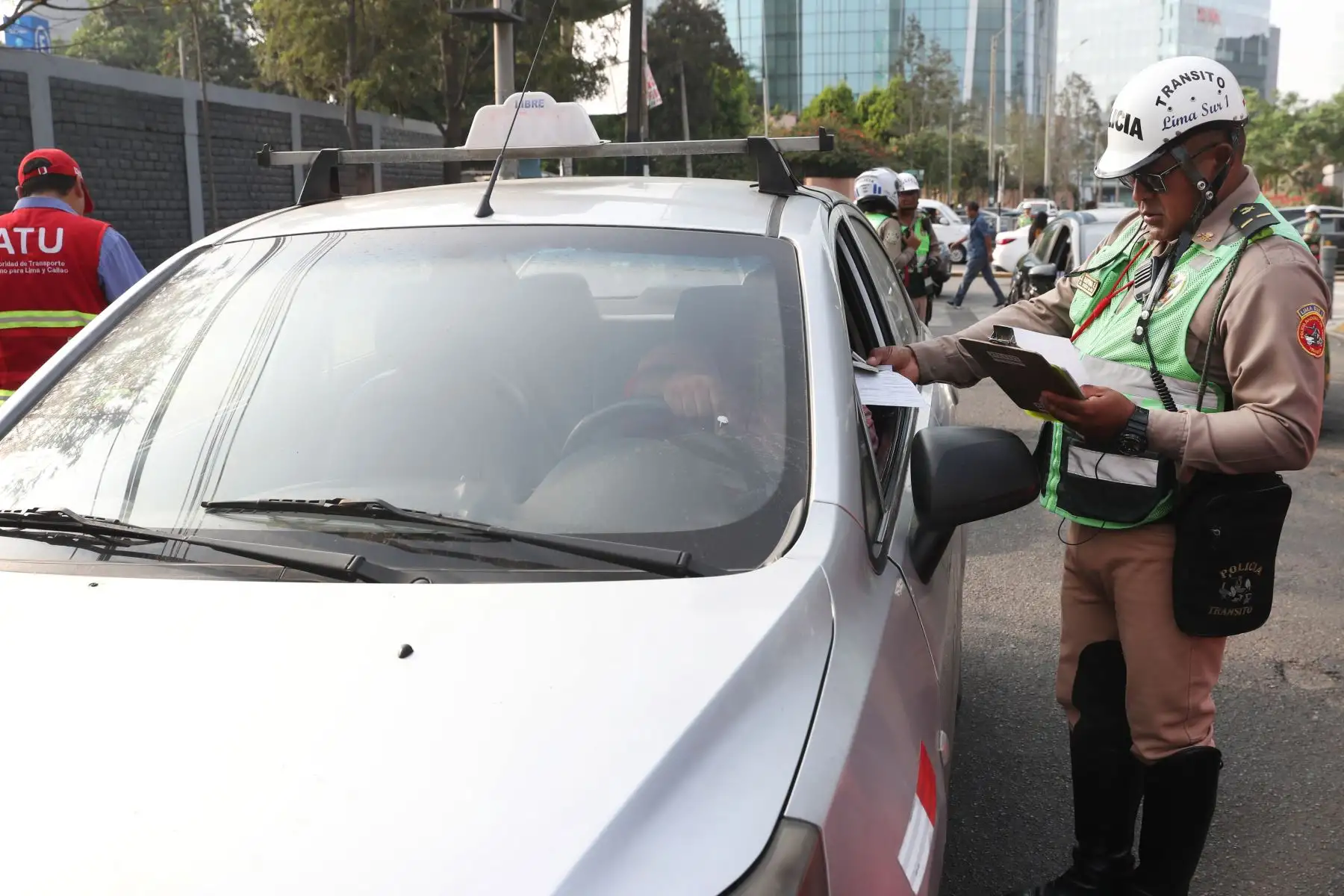 Operativo conjunto de la PNP y el ATU (Autoridad de Transporte Urbano) contra autos colectivos, una modalidad no autorizada de transporte. Foto: ANDINA/Melina Mejía