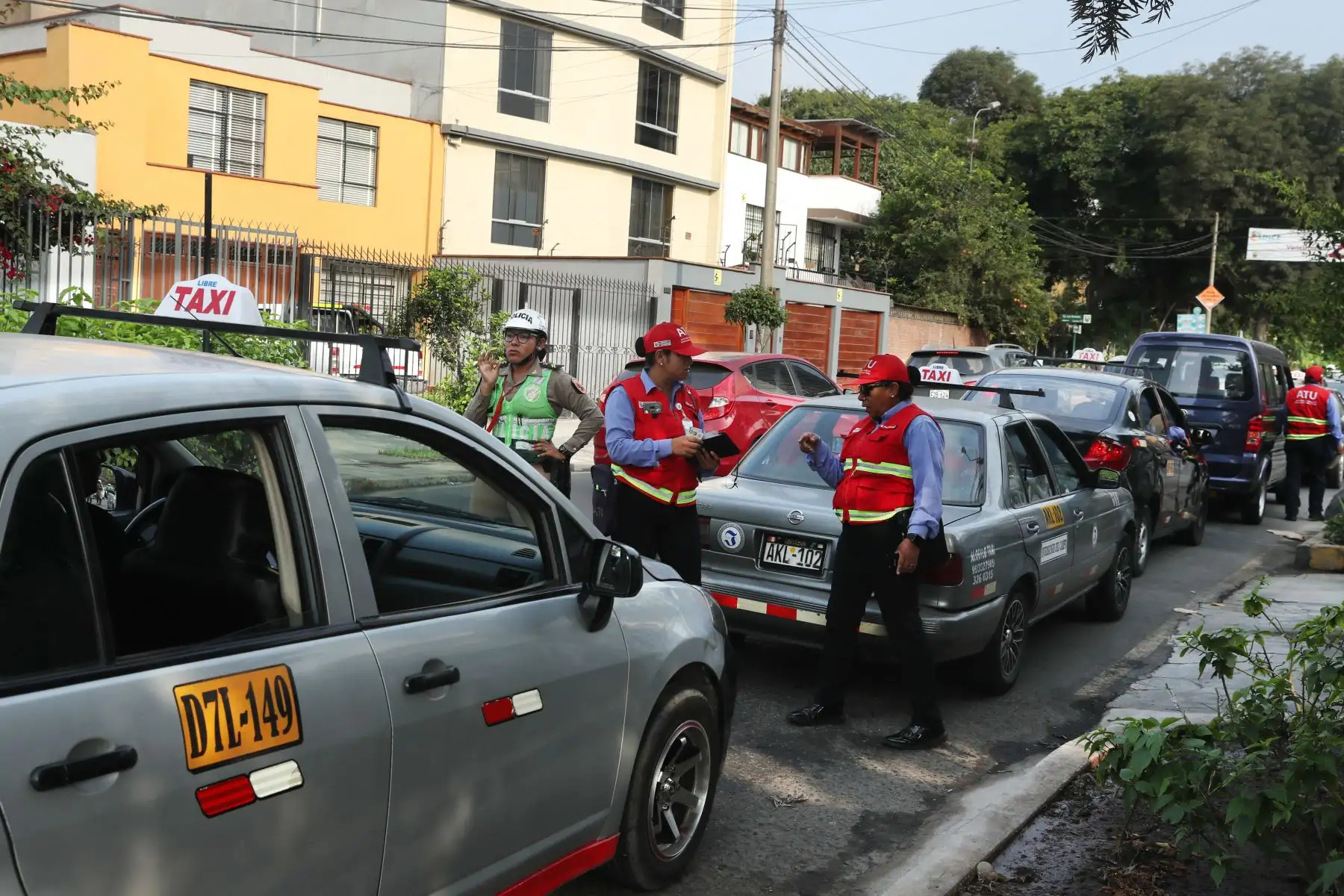 Operativo conjunto de la PNP y el ATU (Autoridad de Transporte Urbano) contra autos colectivos, una modalidad no autorizada de transporte. Foto: ANDINA/Melina Mejía