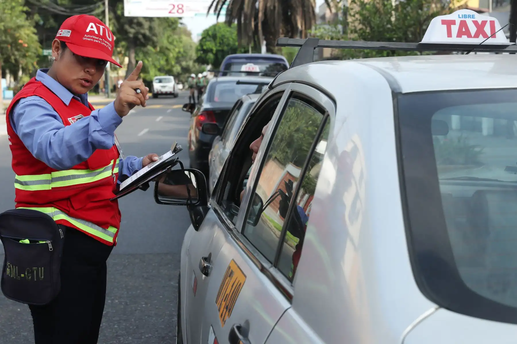 Operativo conjunto de la PNP y el ATU (Autoridad de Transporte Urbano) contra autos colectivos, una modalidad no autorizada de transporte. Foto: ANDINA/Melina Mejía