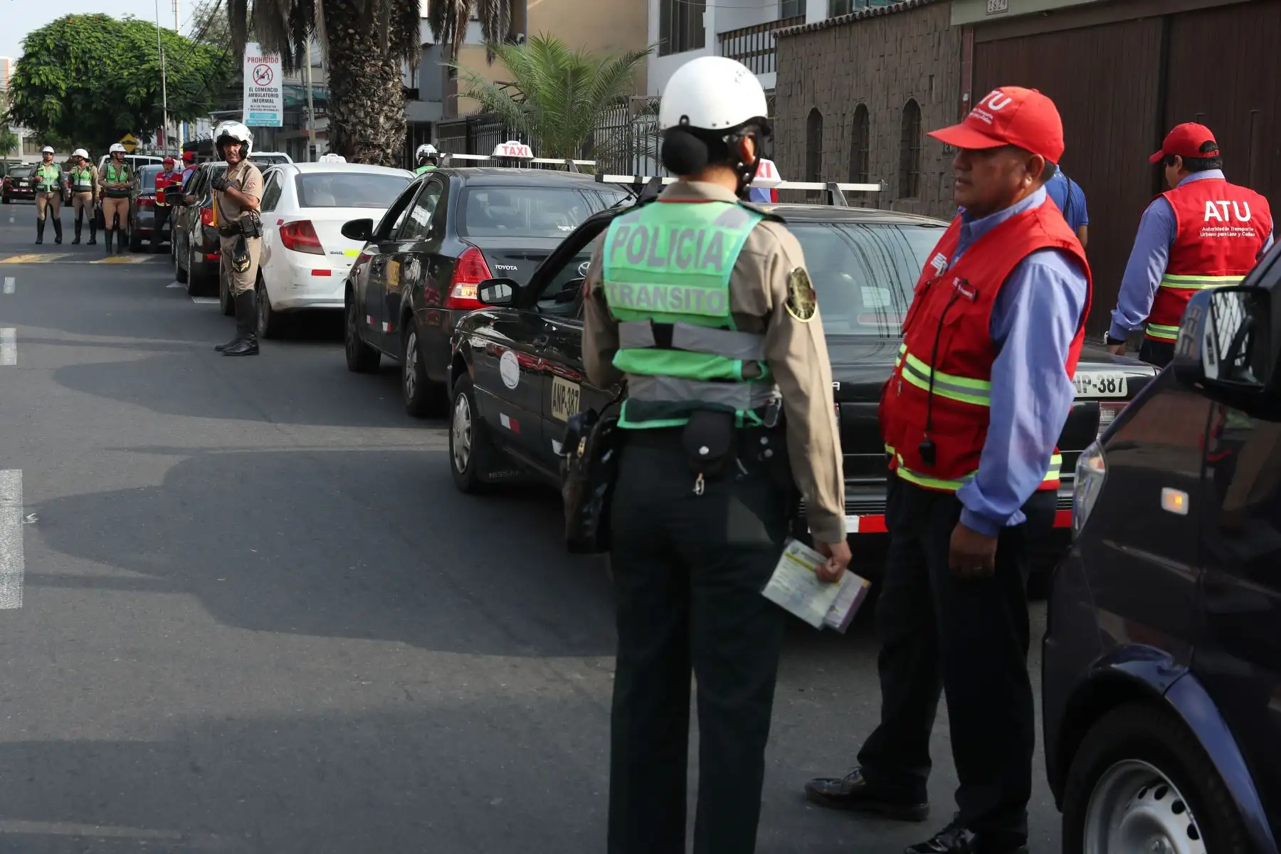 Operativo conjunto de la PNP y el ATU (Autoridad de Transporte Urbano) contra autos colectivos, una modalidad no autorizada de transporte. Foto: ANDINA/Melina Mejía