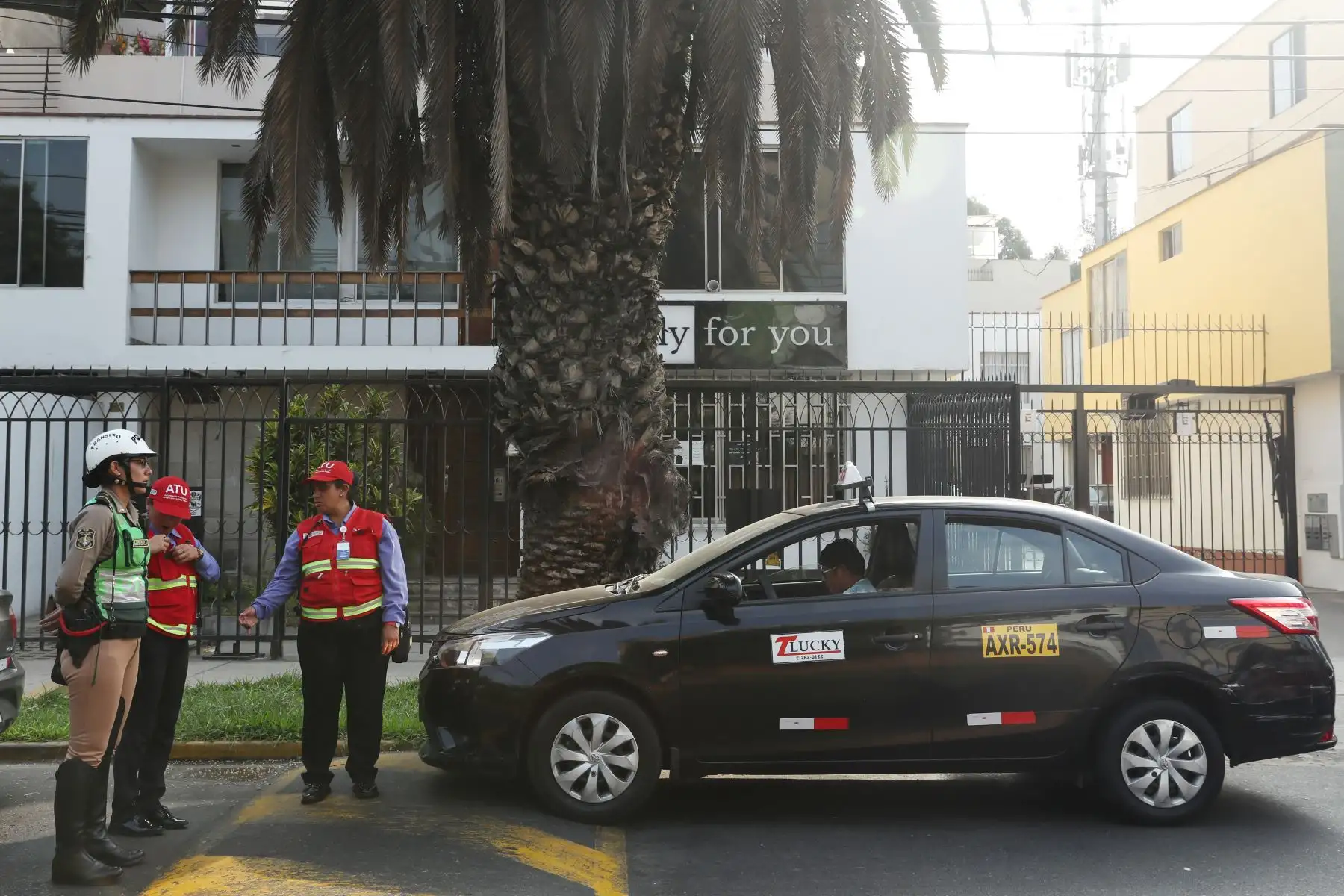 Operativo conjunto de la PNP y el ATU (Autoridad de Transporte Urbano) contra autos colectivos, una modalidad no autorizada de transporte. Foto: ANDINA/Melina Mejía