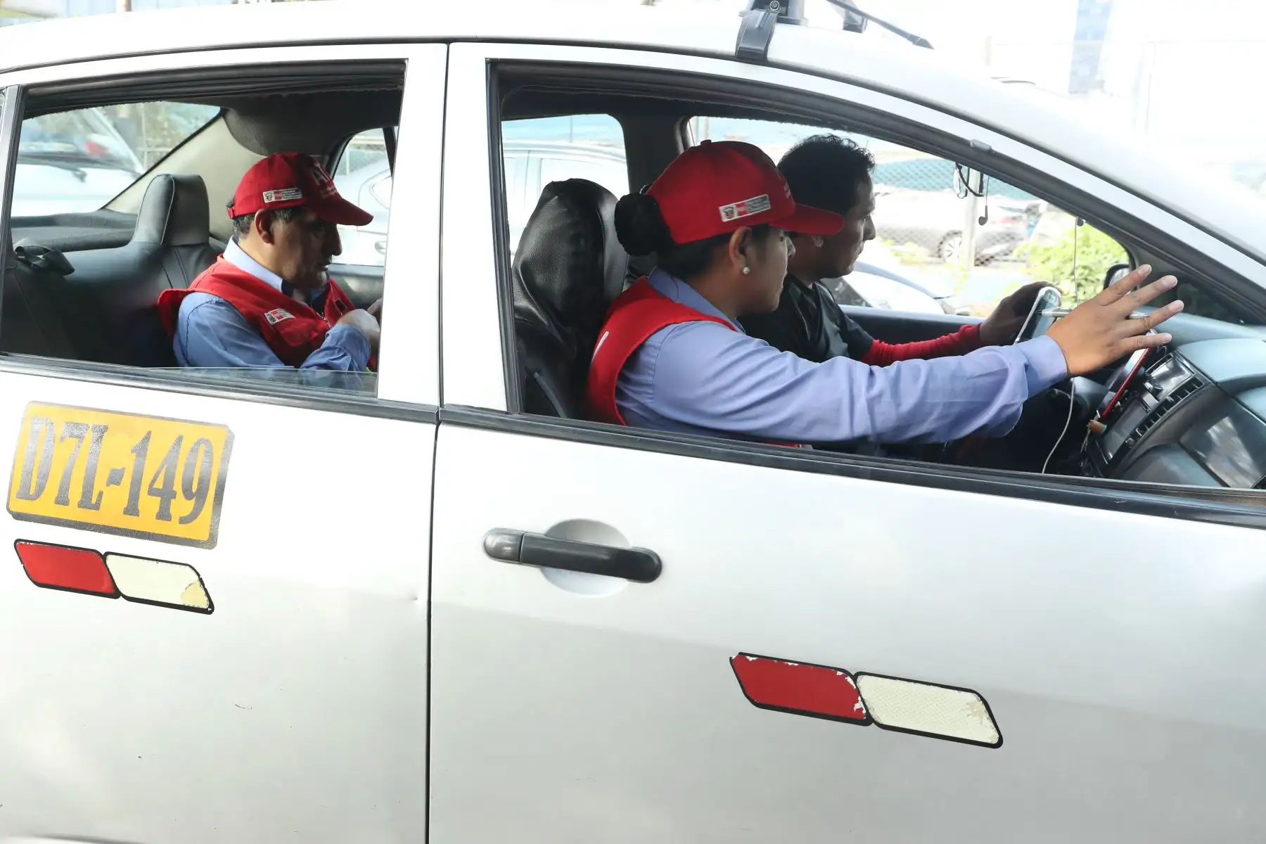 Operativo conjunto de la PNP y el ATU (Autoridad de Transporte Urbano) contra autos colectivos, una modalidad no autorizada de transporte. Foto: ANDINA/Melina Mejía