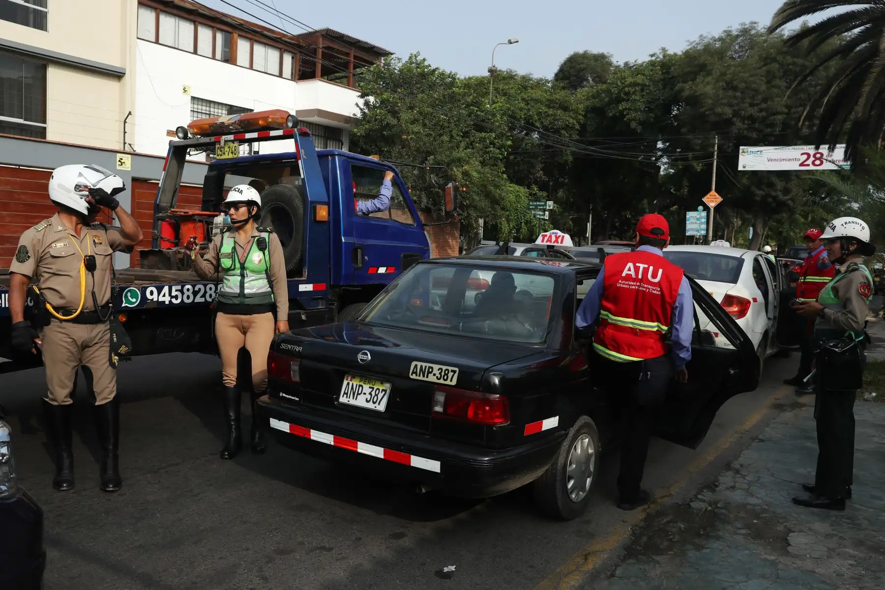 Operativo conjunto de la PNP y el ATU (Autoridad de Transporte Urbano) contra autos colectivos, una modalidad no autorizada de transporte. Foto: ANDINA/Melina Mejía