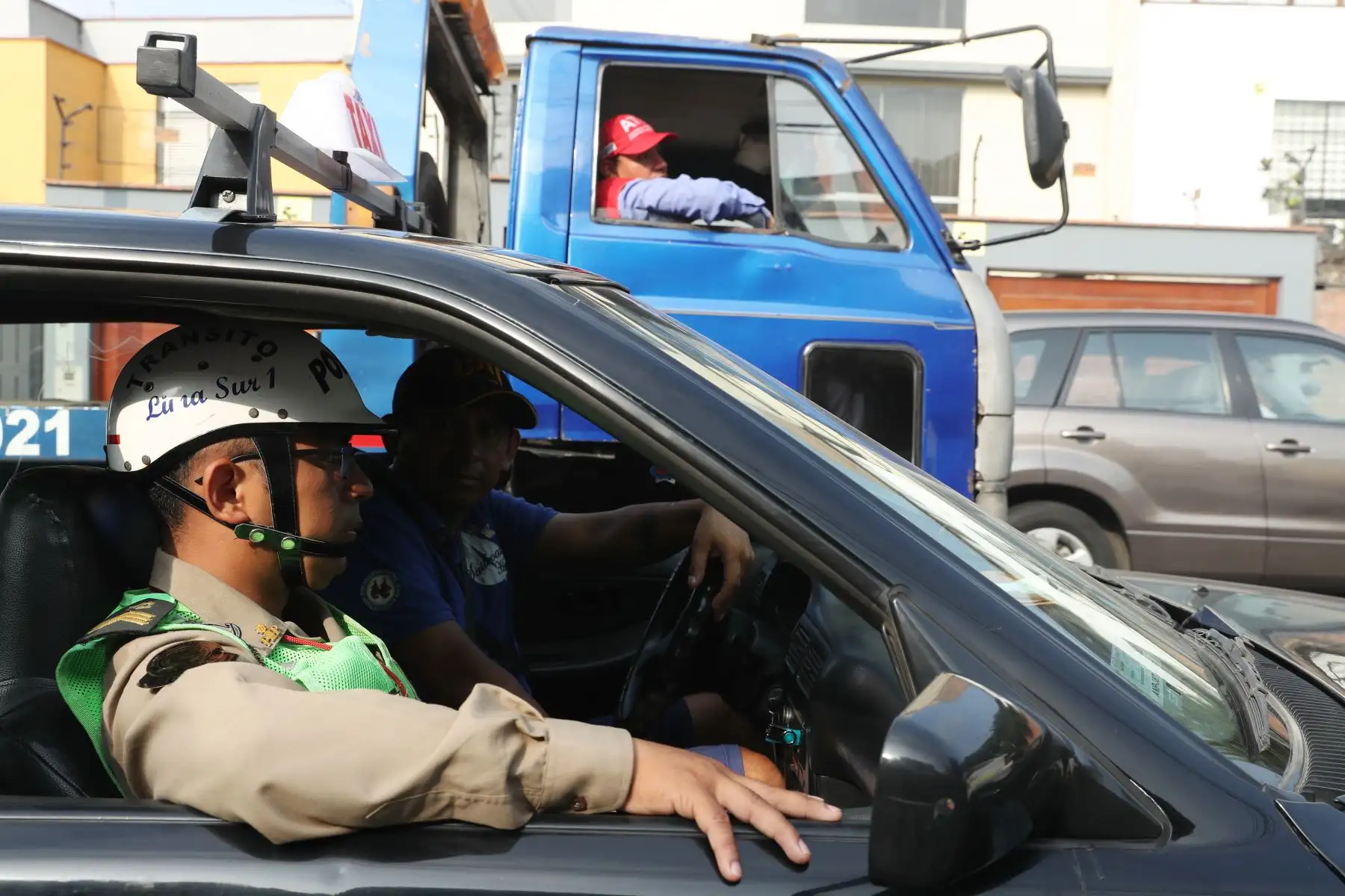 Operativo conjunto de la PNP y el ATU (Autoridad de Transporte Urbano) contra autos colectivos, una modalidad no autorizada de transporte. Foto: ANDINA/Melina Mejía