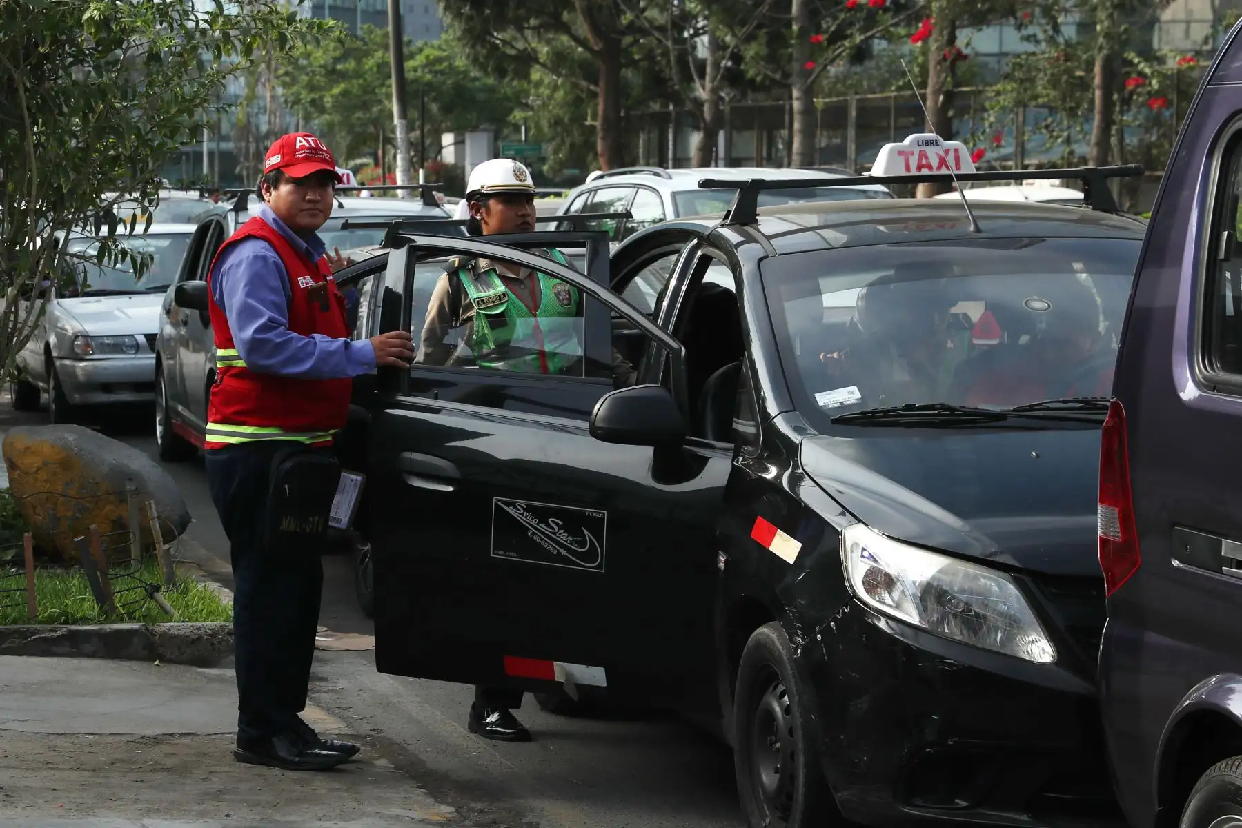Operativo conjunto de la PNP y el ATU (Autoridad de Transporte Urbano) contra autos colectivos, una modalidad no autorizada de transporte. Foto: ANDINA/Melina Mejía