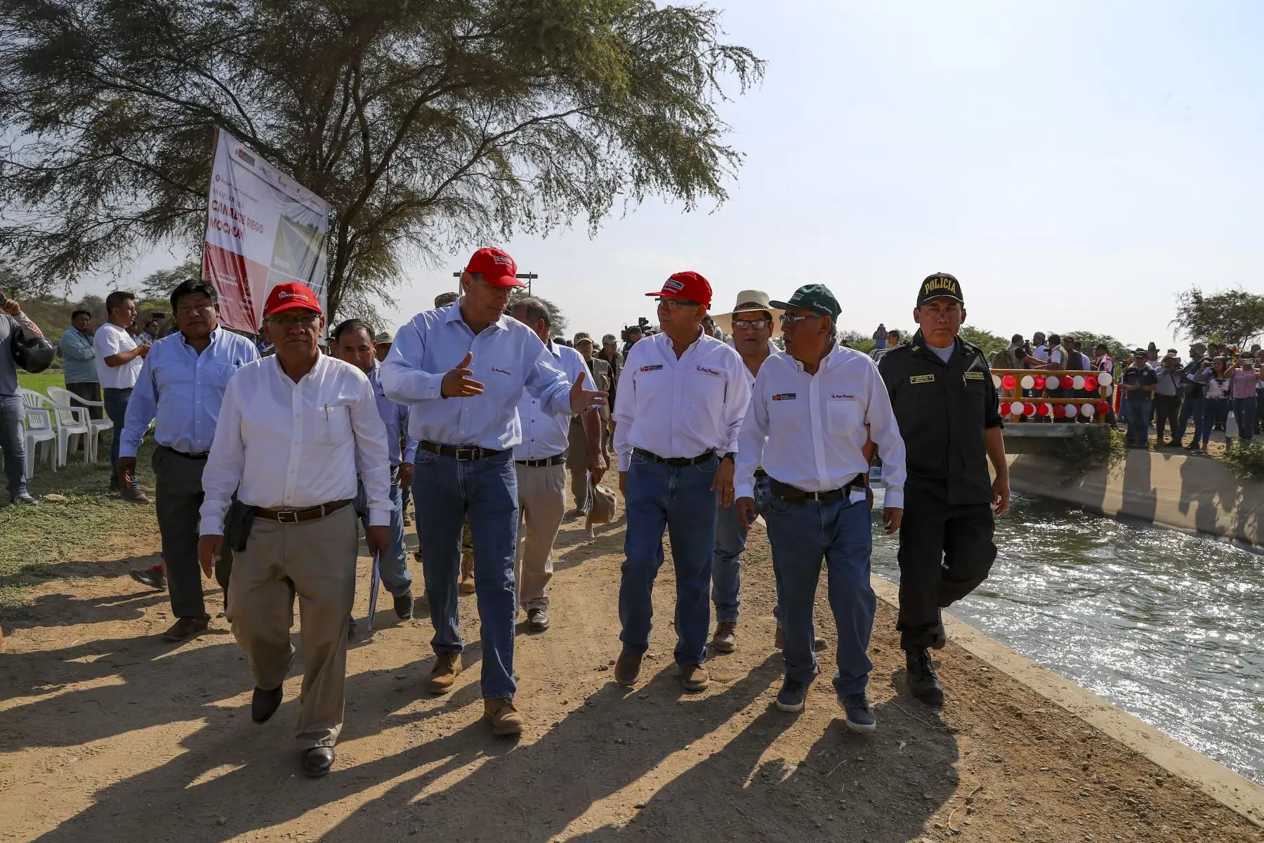 El presidente de la República, Martín Vizcarra, supervisa el funcionamiento del servicio de agua de riego del canal Mochumí, en Lambayeque. Foto: ANDINA/Prensa Presidencia
