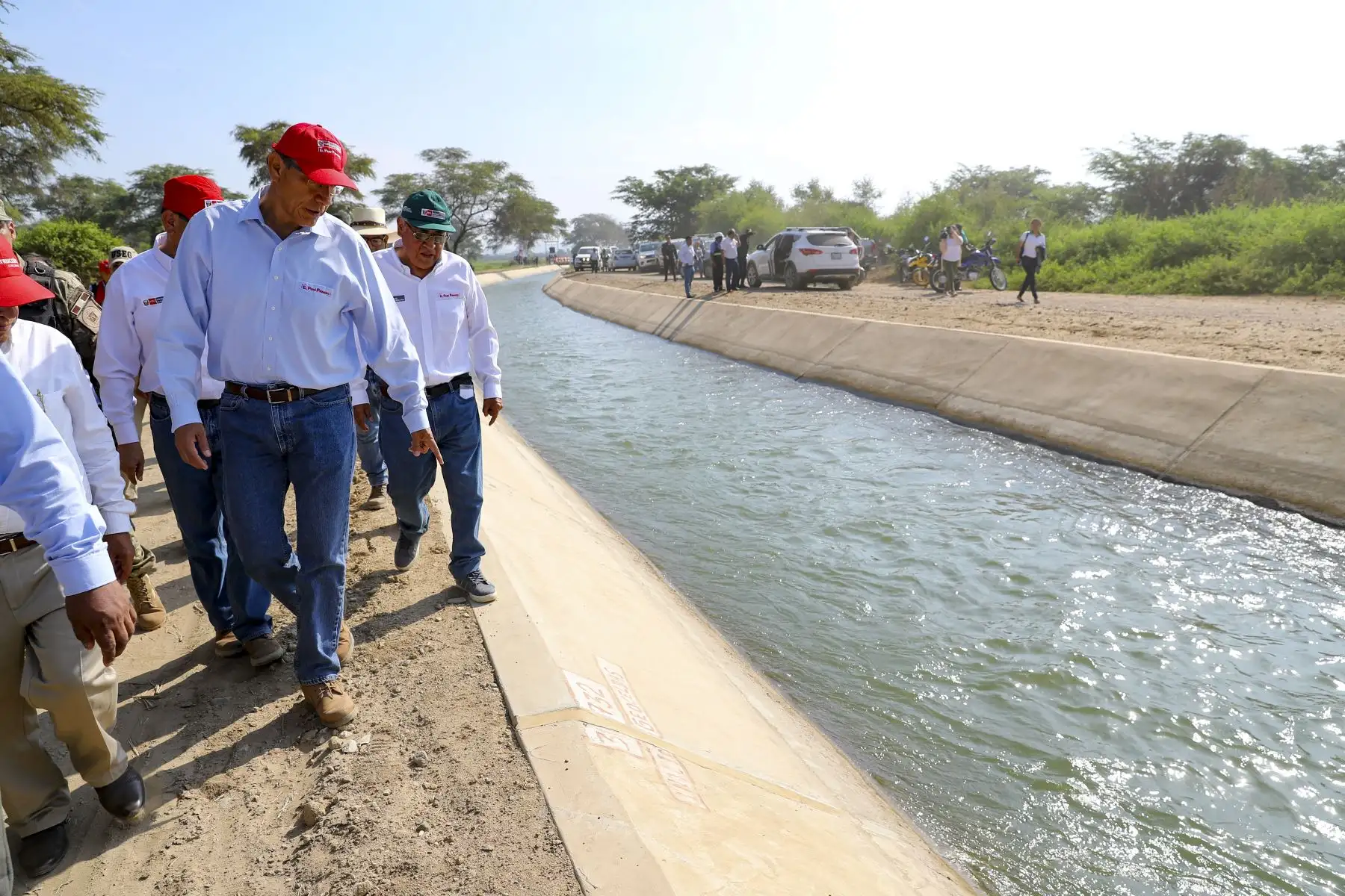 El presidente de la República, Martín Vizcarra, supervisa el funcionamiento del servicio de agua de riego del canal Mochumí, en Lambayeque. Foto: ANDINA/Prensa Presidencia