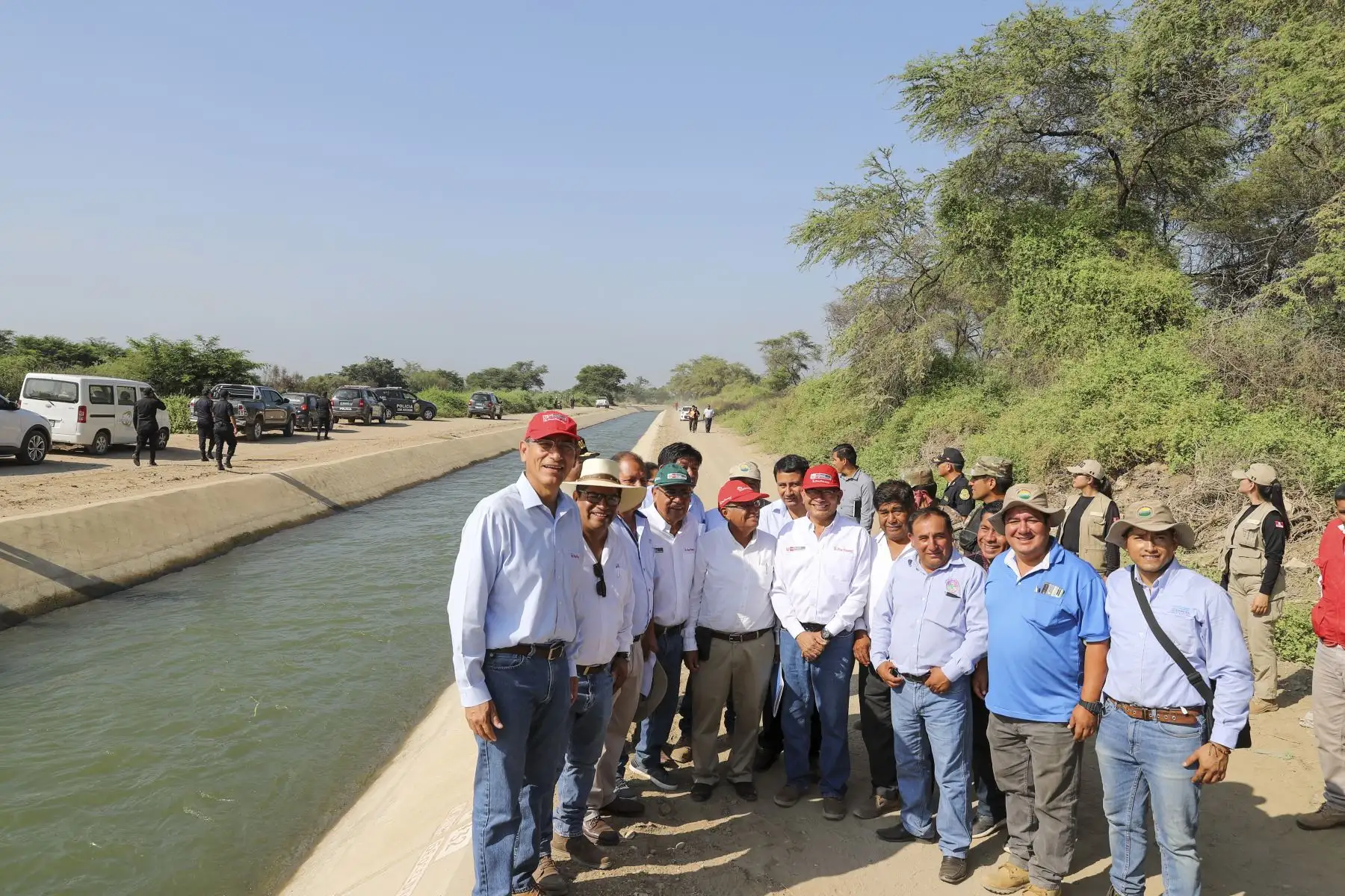 El presidente de la República, Martín Vizcarra, supervisa el funcionamiento del servicio de agua de riego del canal Mochumí, en Lambayeque. Foto: ANDINA/Prensa Presidencia