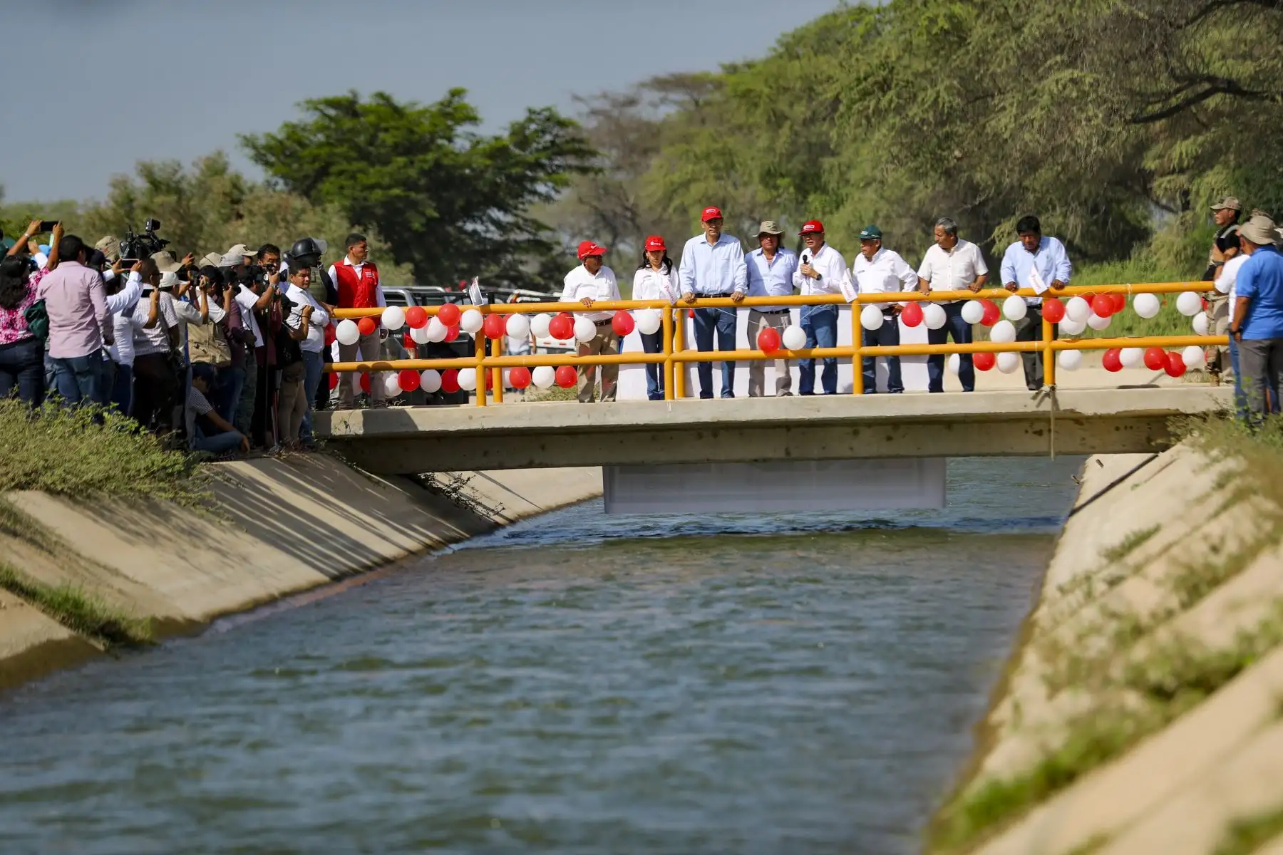 El presidente de la República, Martín Vizcarra, supervisa el funcionamiento del servicio de agua de riego del canal Mochumí, en Lambayeque. Foto: ANDINA/Prensa Presidencia