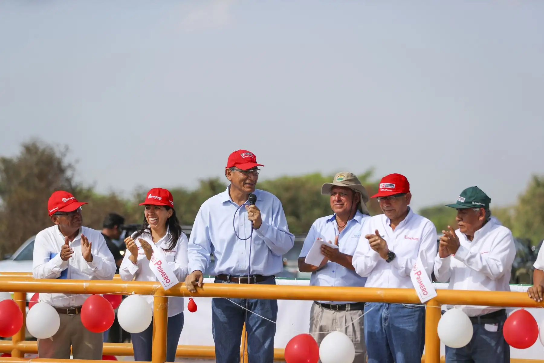 El presidente de la República, Martín Vizcarra, supervisa el funcionamiento del servicio de agua de riego del canal Mochumí, en Lambayeque. Foto: ANDINA/Prensa Presidencia