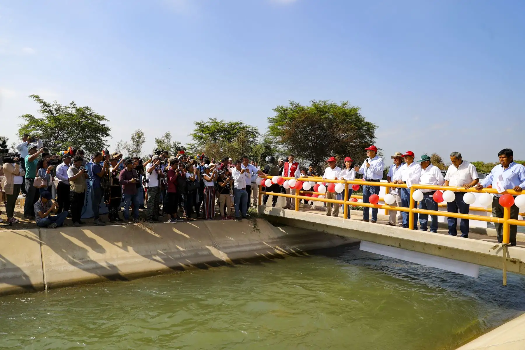 El presidente de la República, Martín Vizcarra, supervisa el funcionamiento del servicio de agua de riego del canal Mochumí, en Lambayeque. Foto: ANDINA/Prensa Presidencia