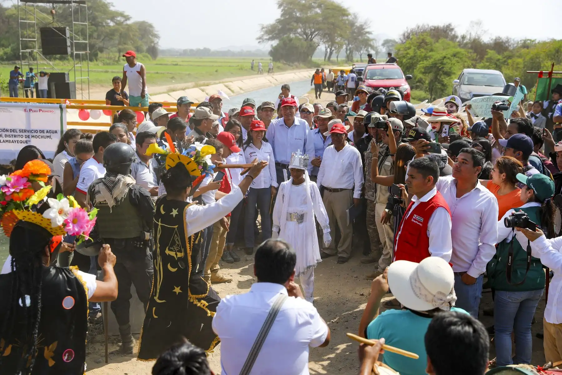 El presidente de la República, Martín Vizcarra, supervisa el funcionamiento del servicio de agua de riego del canal Mochumí, en Lambayeque. Foto: ANDINA/Prensa Presidencia