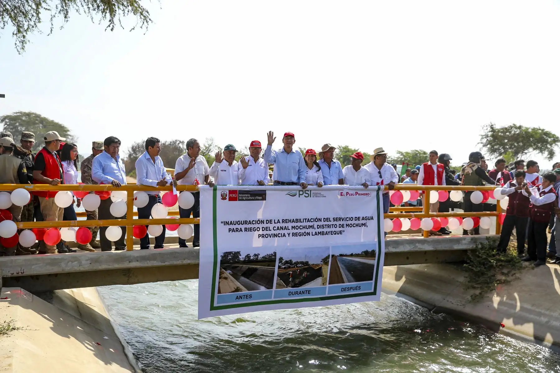 El presidente de la República, Martín Vizcarra, supervisa el funcionamiento del servicio de agua de riego del canal Mochumí, en Lambayeque. Foto: ANDINA/Prensa Presidencia