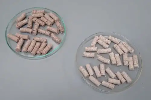 Estos son los pellets elaborados con residuos de conchas de abanico y langostino que sirven para descontaminar el agua. ANDINA/Difusión