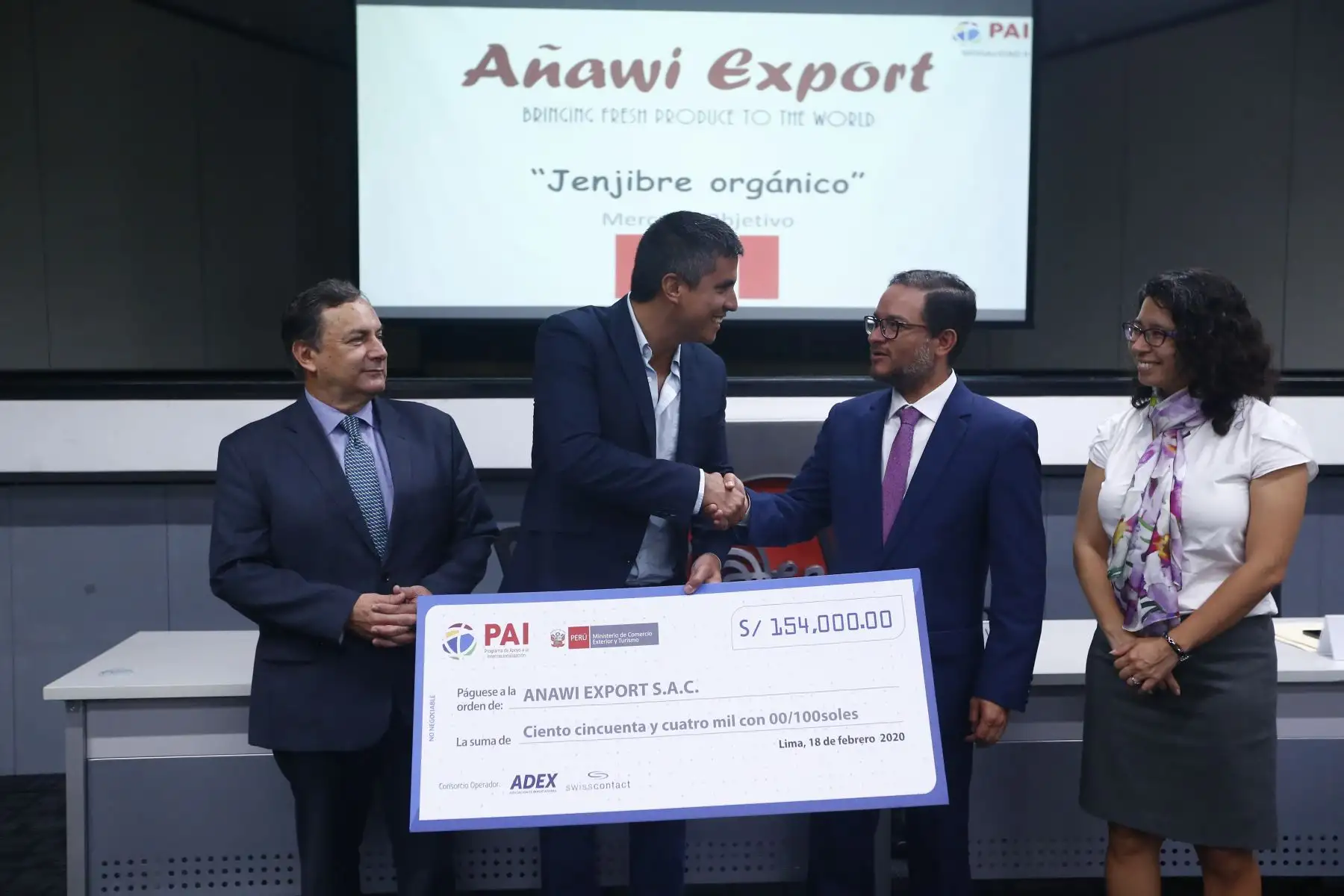 El representante de la empresa Anawi Export recibe un cheque por 154 mil soles. Foto: ANDINA/Jhonel Rodríguez Robles