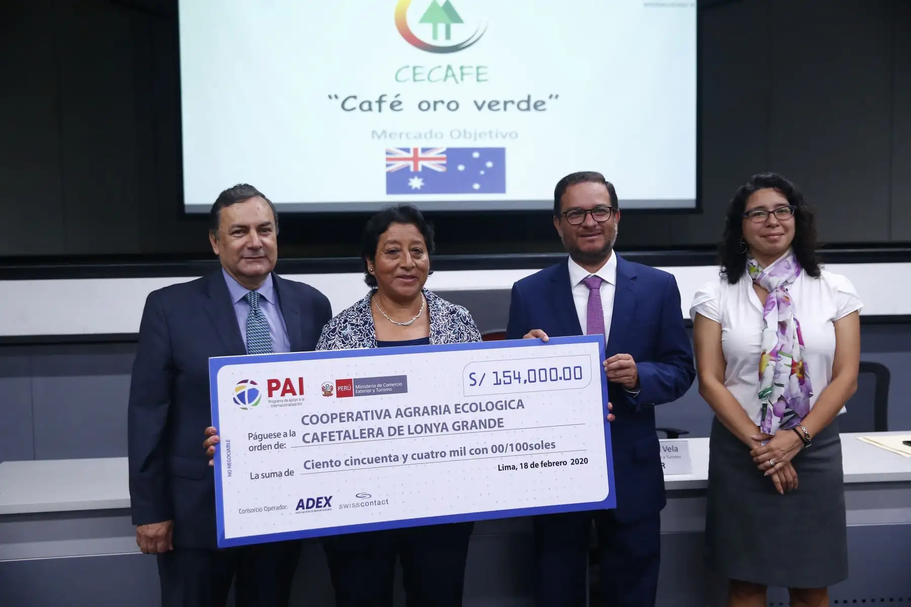 La Cooperativa Agraria Ecológica Cafetalera de Lonya Grande recibe un cheque por 154 mil soles. Foto: ANDINA/Jhonel Rodríguez Robles