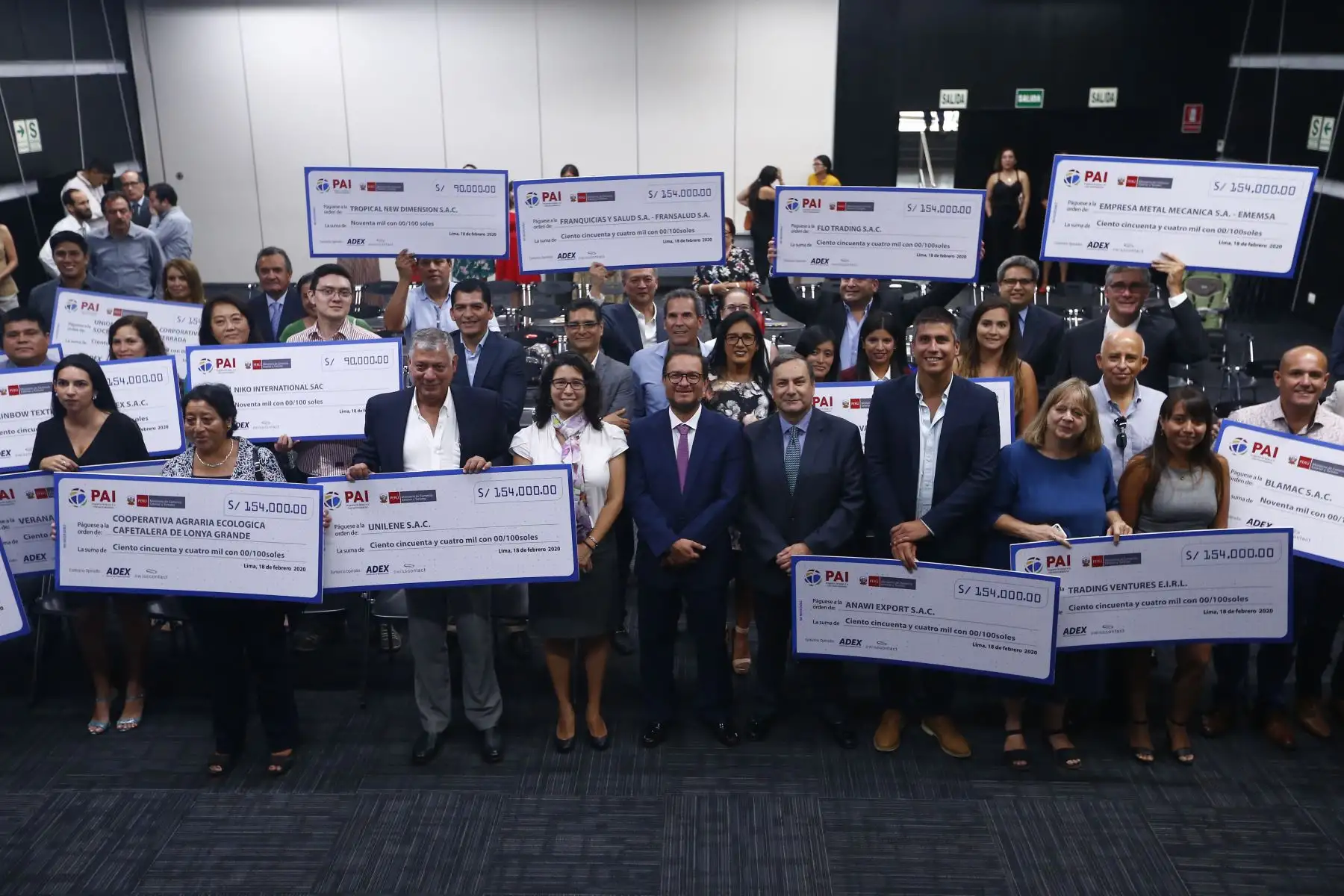 Al final del evento, los beneficiados posaron para la foto con sus respectivos cheques. Foto: ANDINA/Jhonel Rodríguez Robles