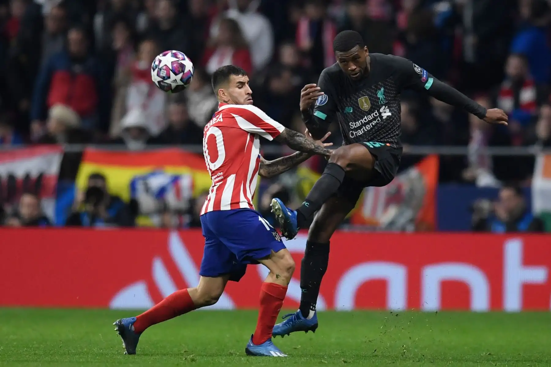 El delantero argentino del Atlético de Madrid, Ángel Correa (R), desafía al centrocampista holandés de Liverpool Georginio Wijnaldum durante la Liga de Campeones de la UEFA, octavos de final.Foto: AFP
